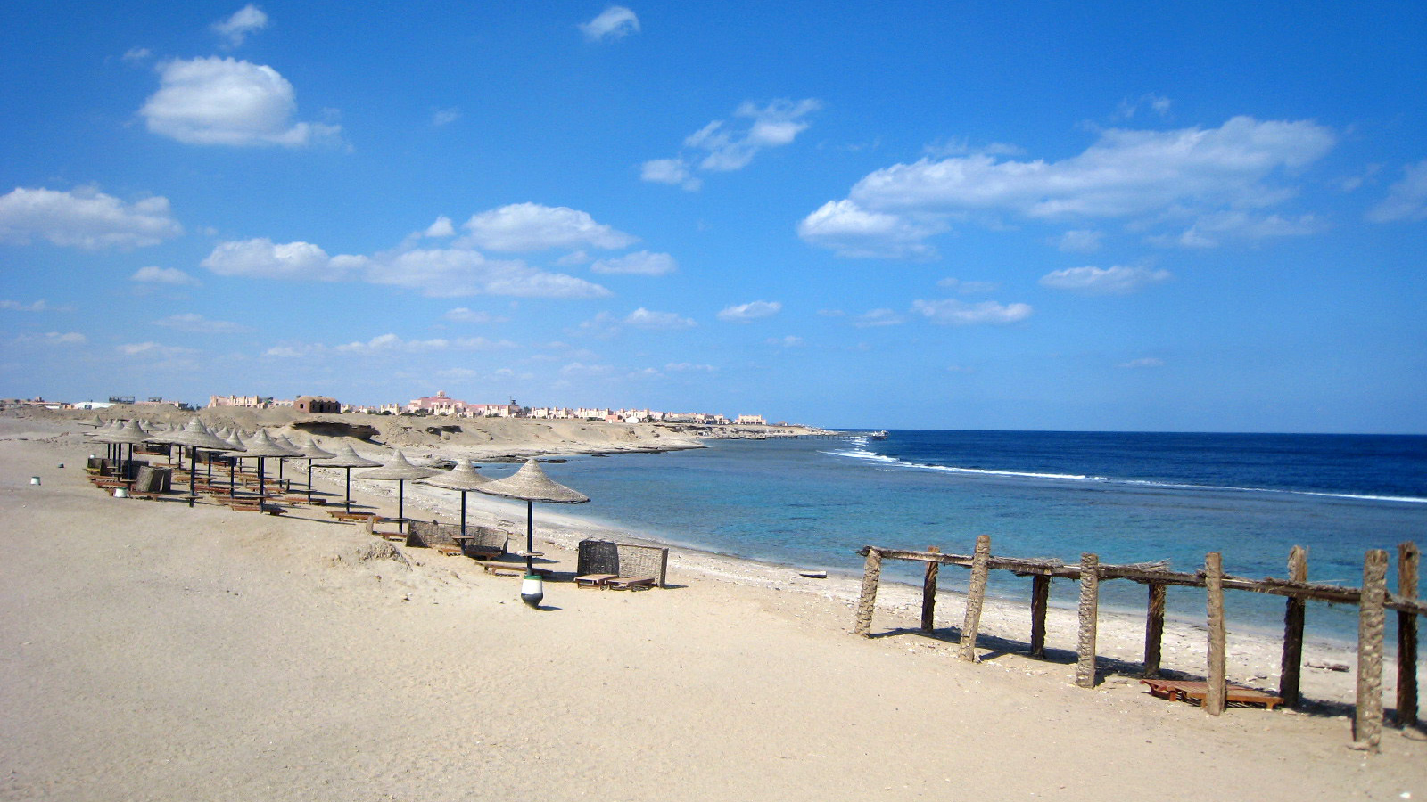 Летний отдых на пляже на курорте Марса Алам, Египет