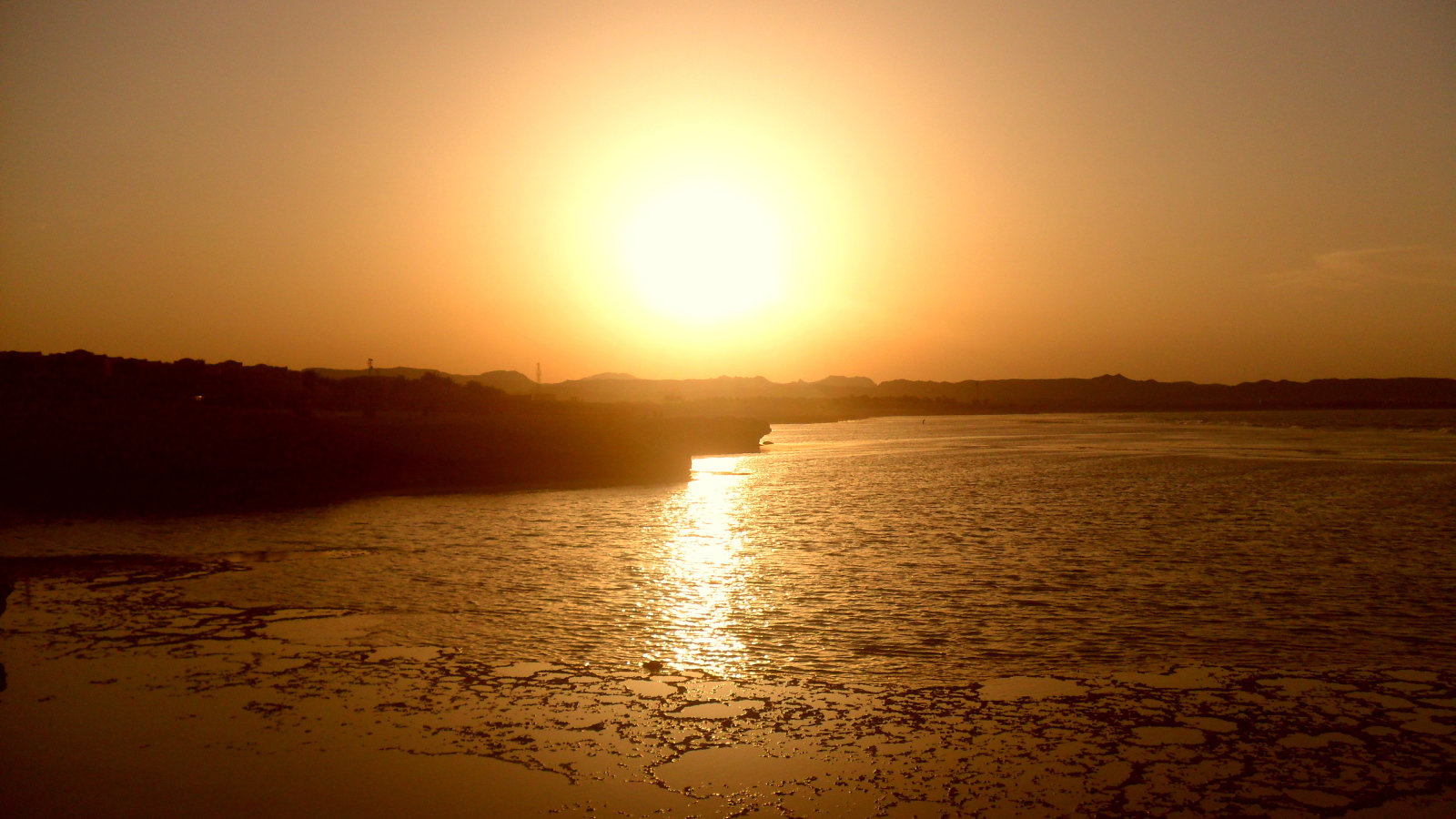 Закат на пляже на курорте Эль Кусейр, Египет