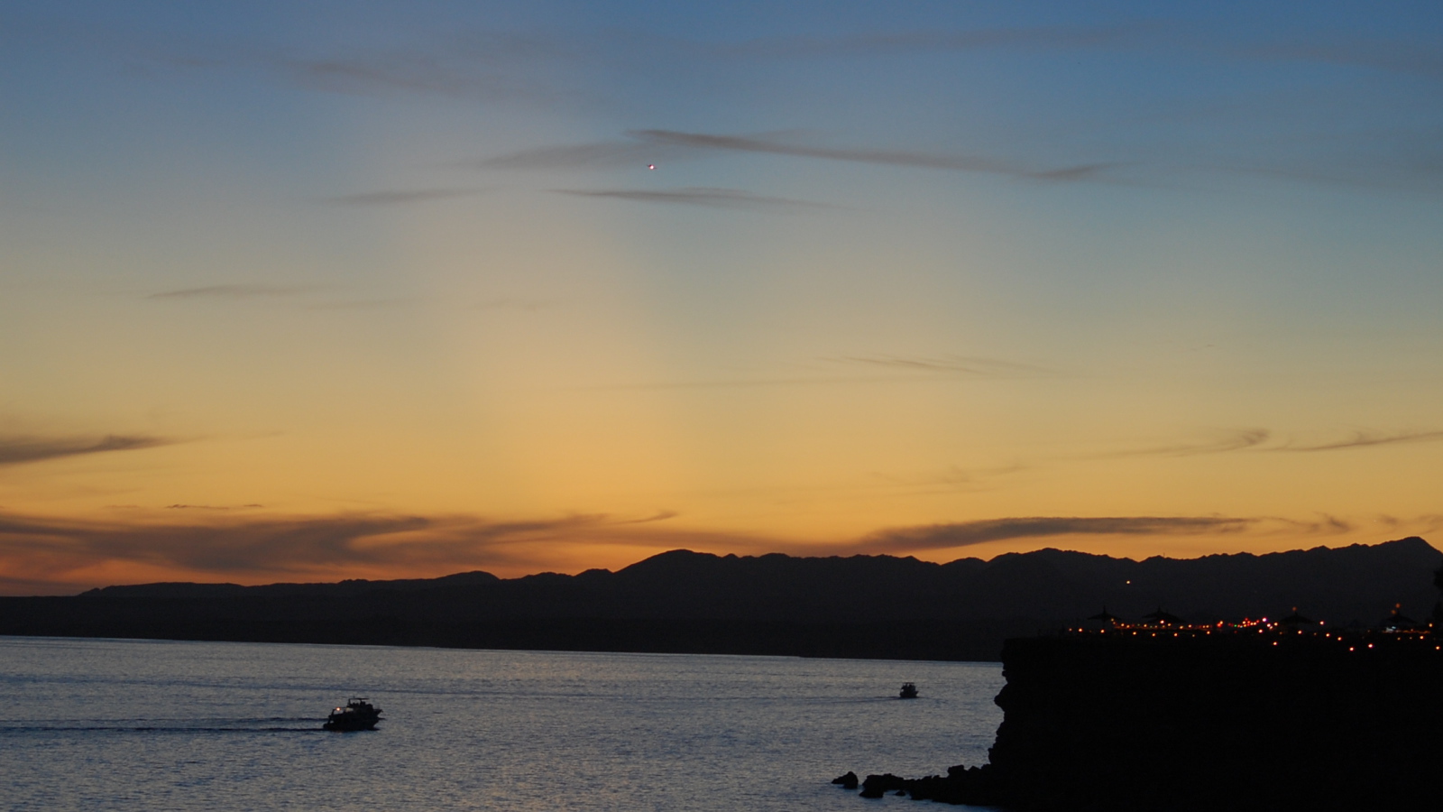 Закат над пляжем на курорте Шарм эль Шейх, Египет