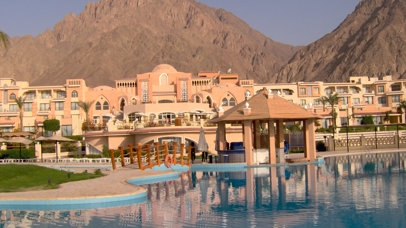 Отель на фоне гор на курорте Таба, Египет