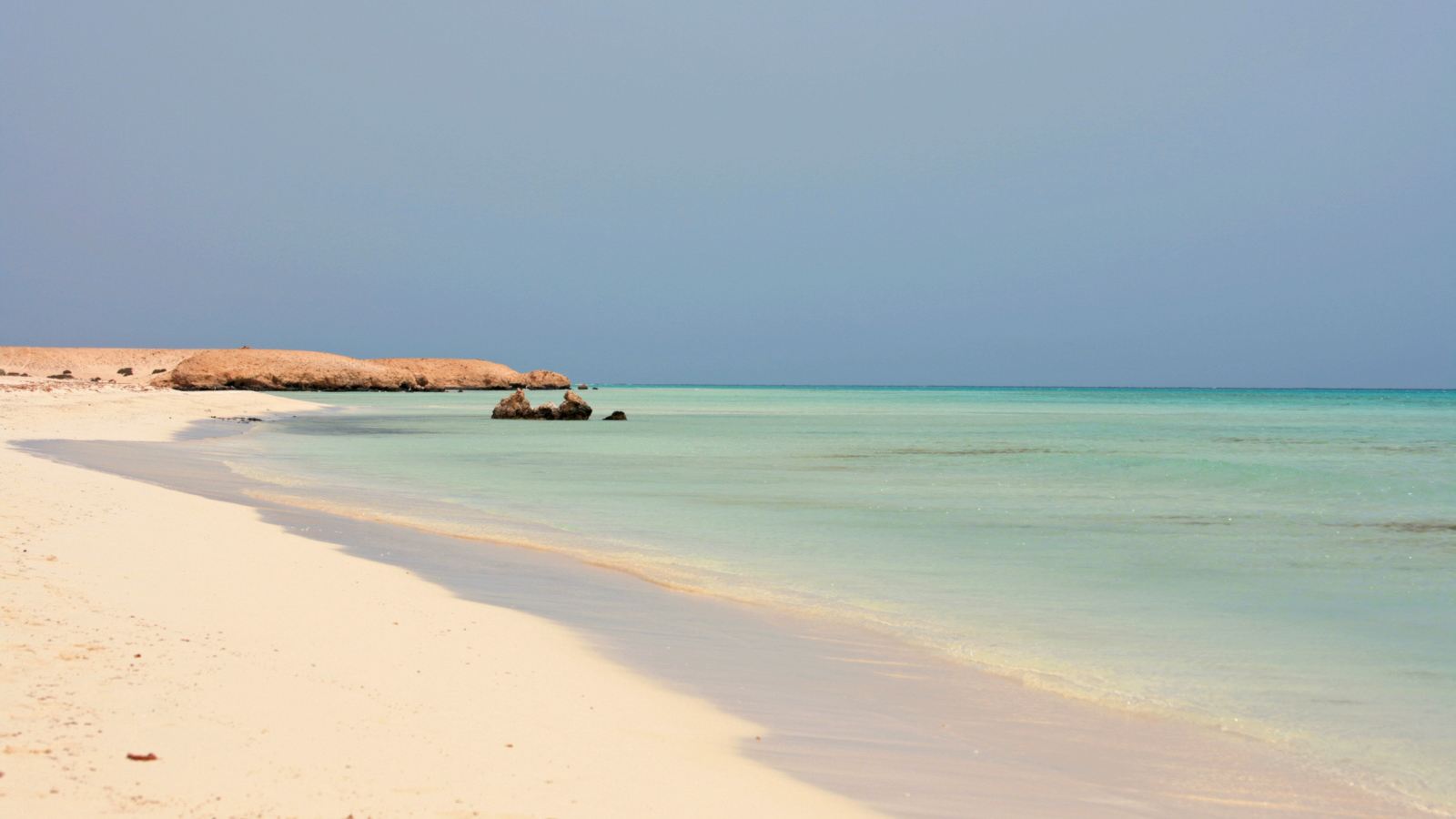 Белый песок на пляже на курорте Марса Алам, Египет