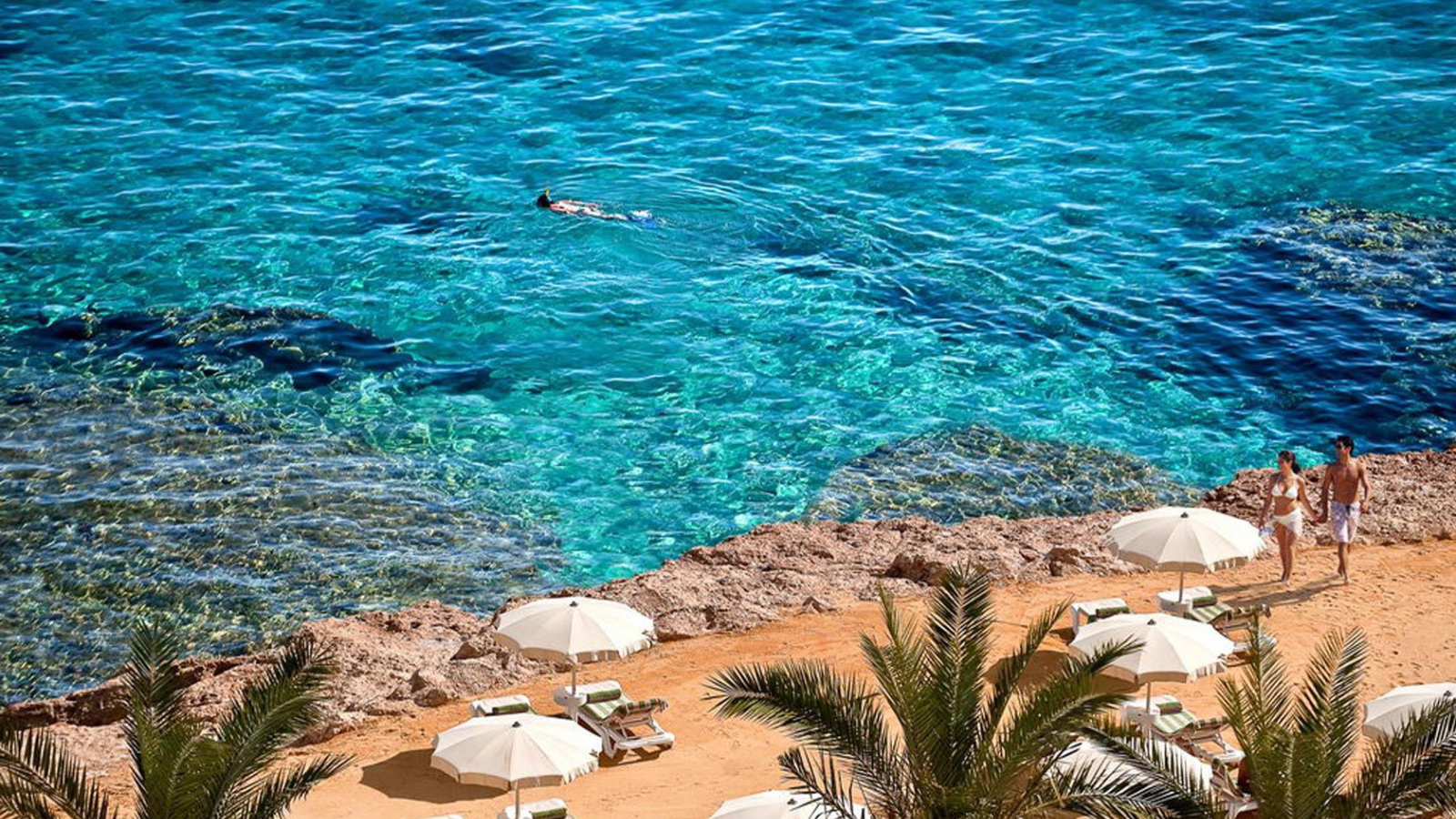 Зимний отдых на пляже на курорте Хургада, Египет