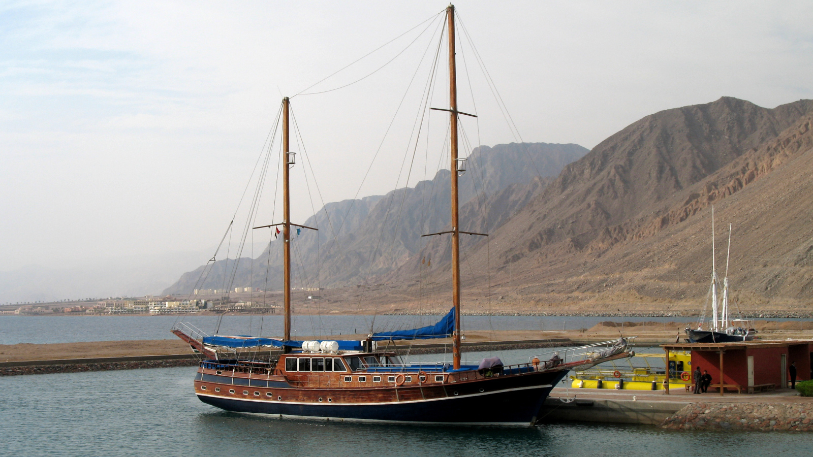 Яхта у побережья на курорте Таба, Египет