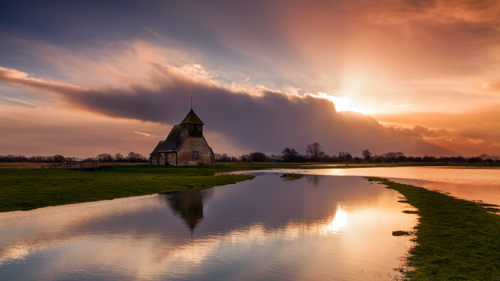 Церковь на фоне заката в Англии