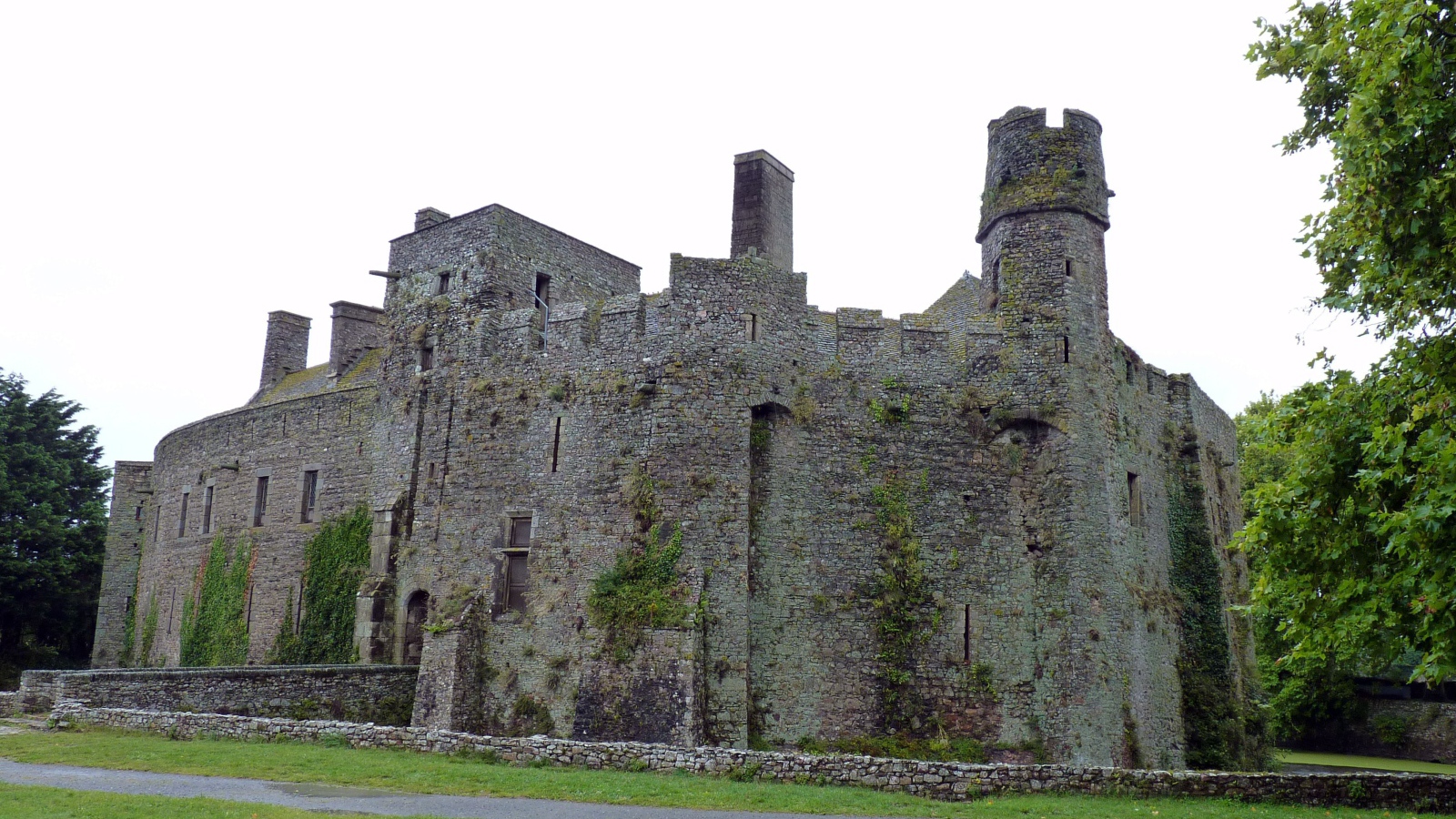 Старинный замок в Нормандии, Франция