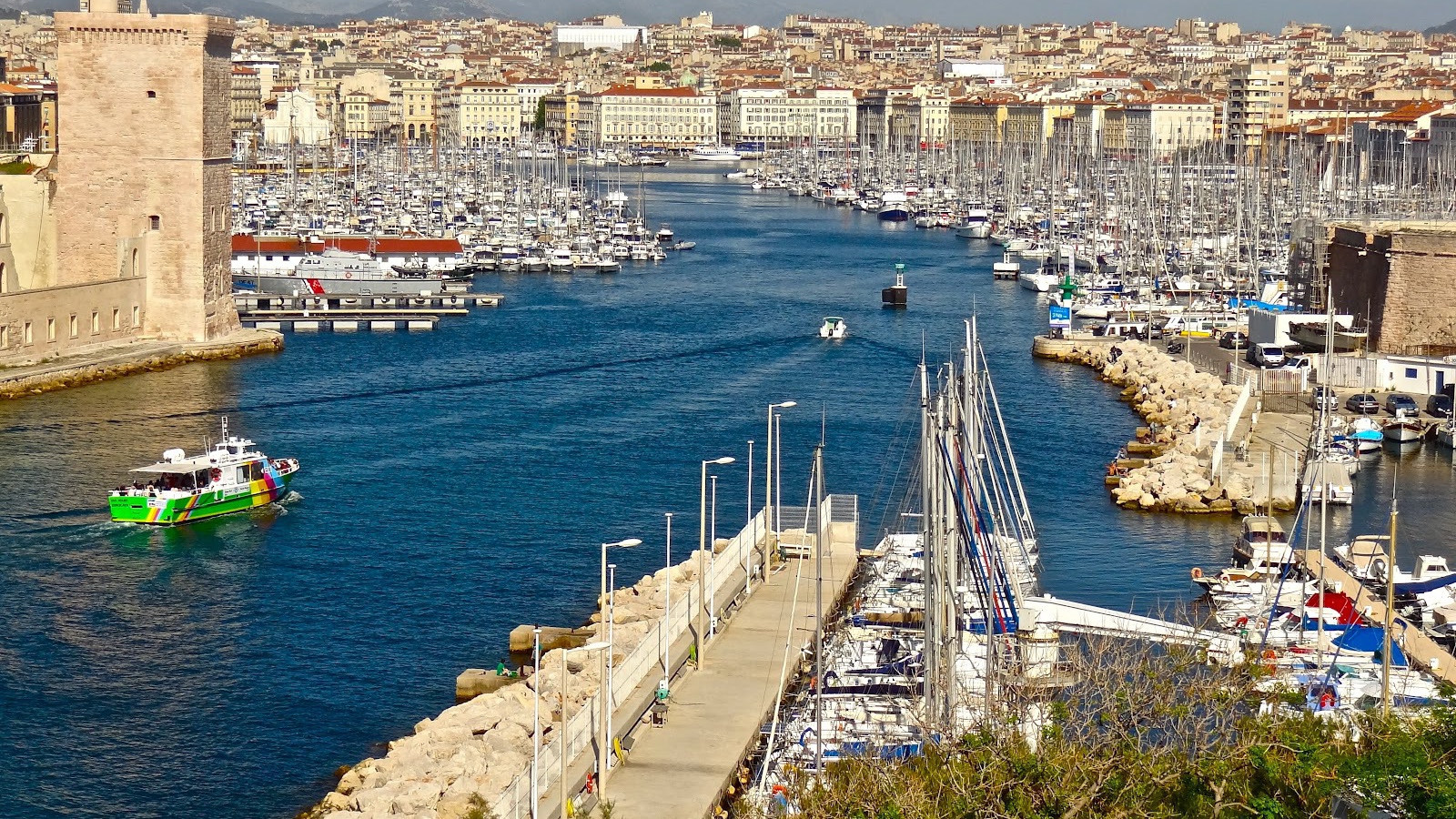 Бухта в городе Марсель, Франция