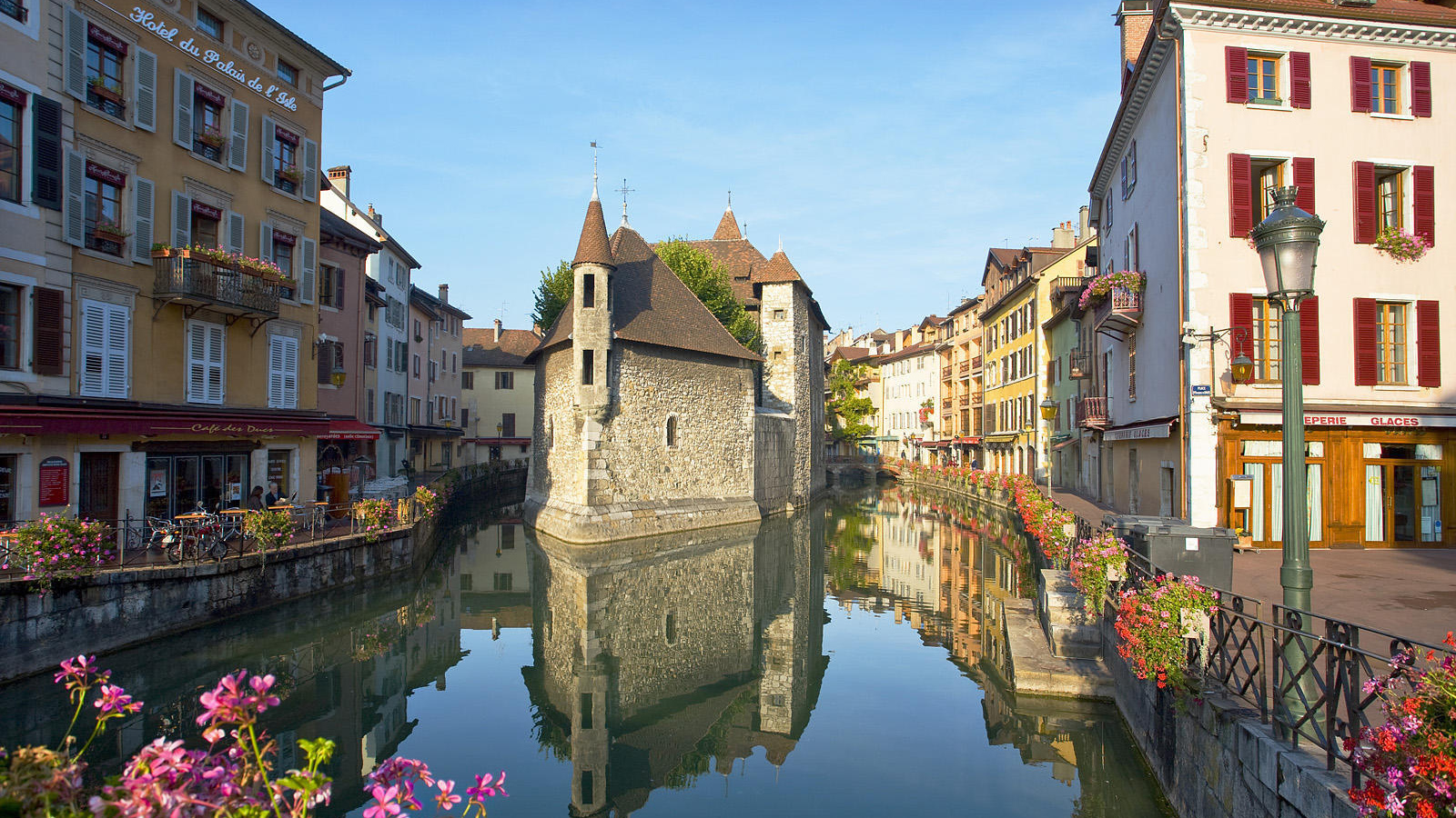 Цветущая набережная в городе Аннеси, Франция