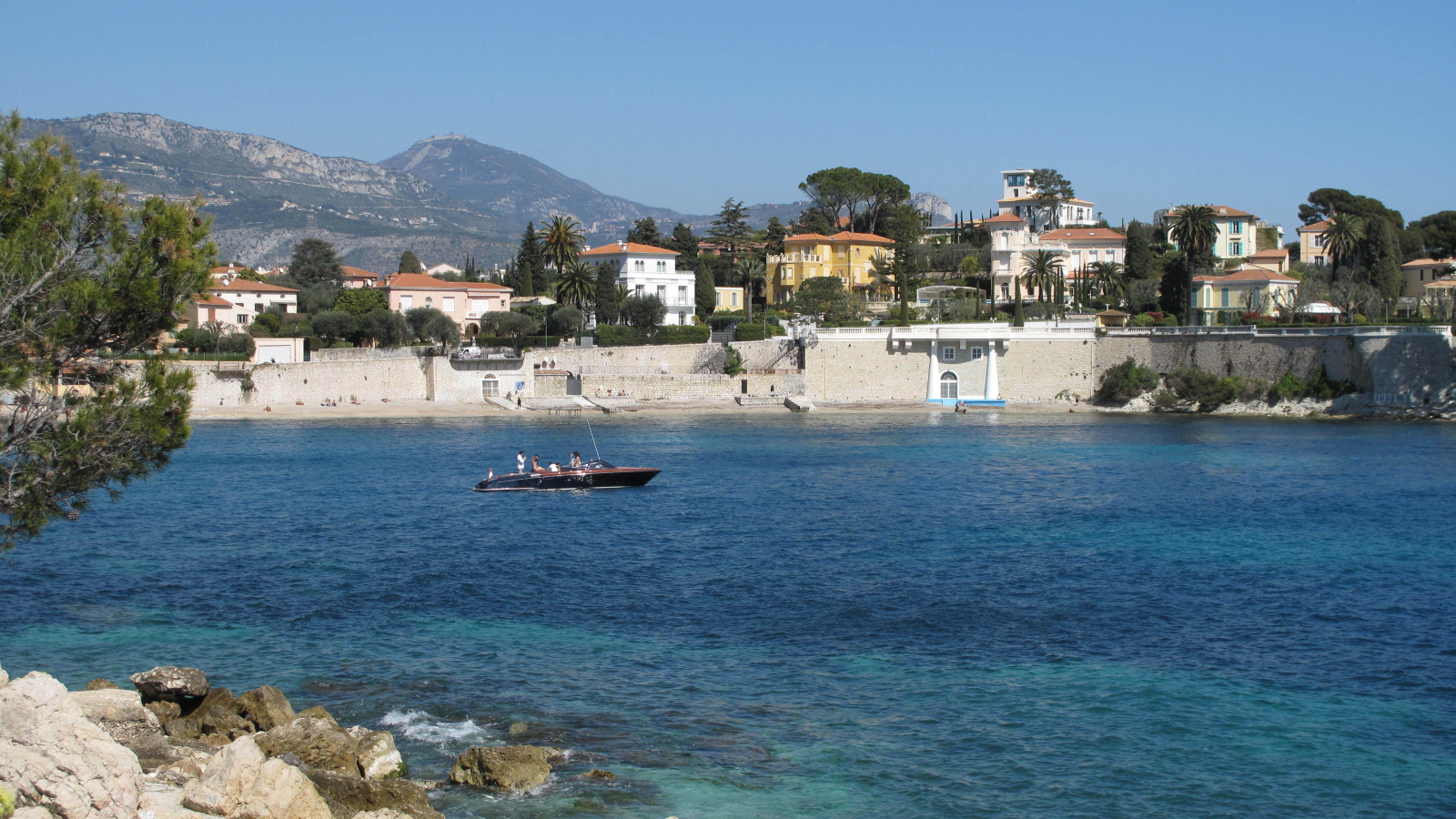 Лодка в заливе на курорте Сен-Жан-Кап-Ферра, Франция