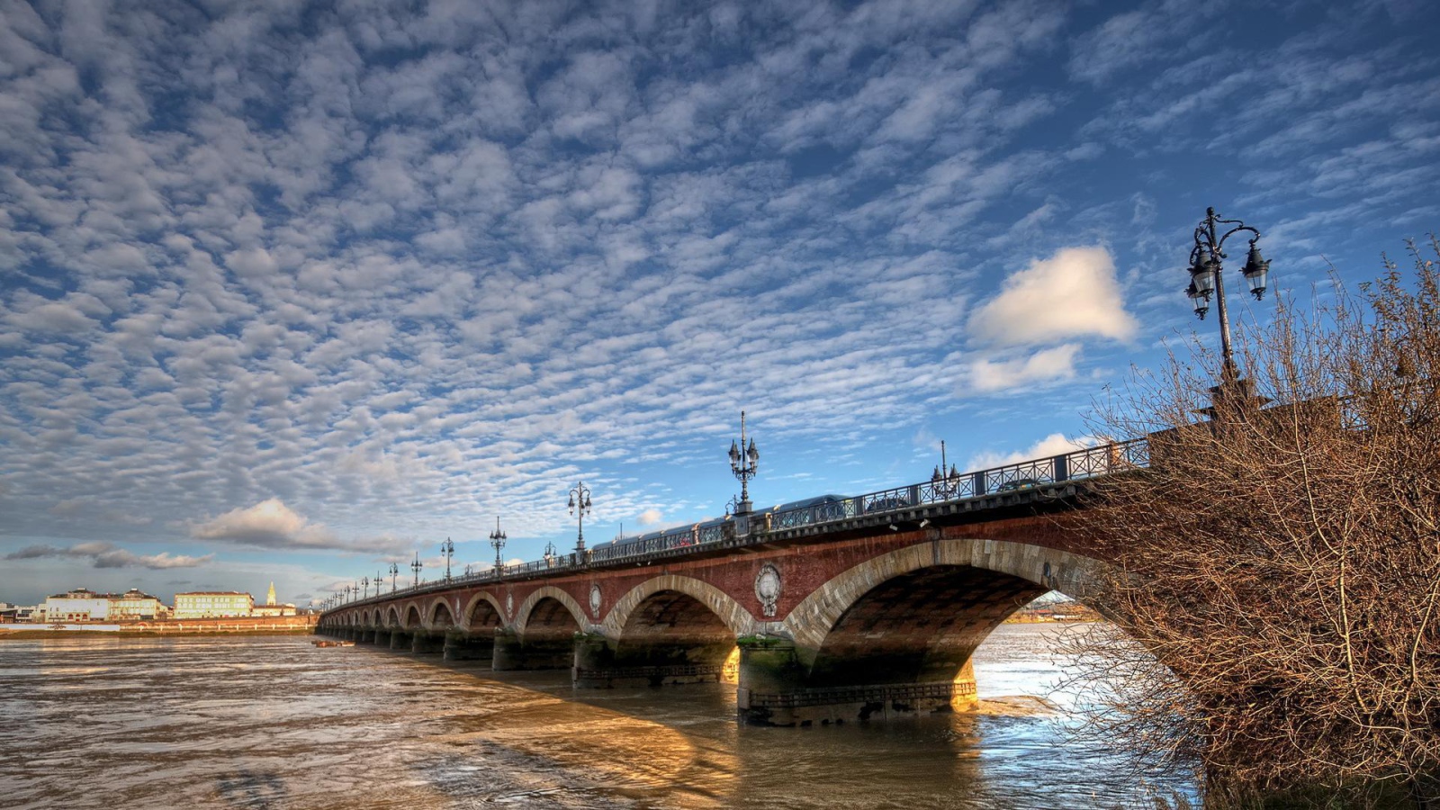 Мост через реку в Бордо, Франция