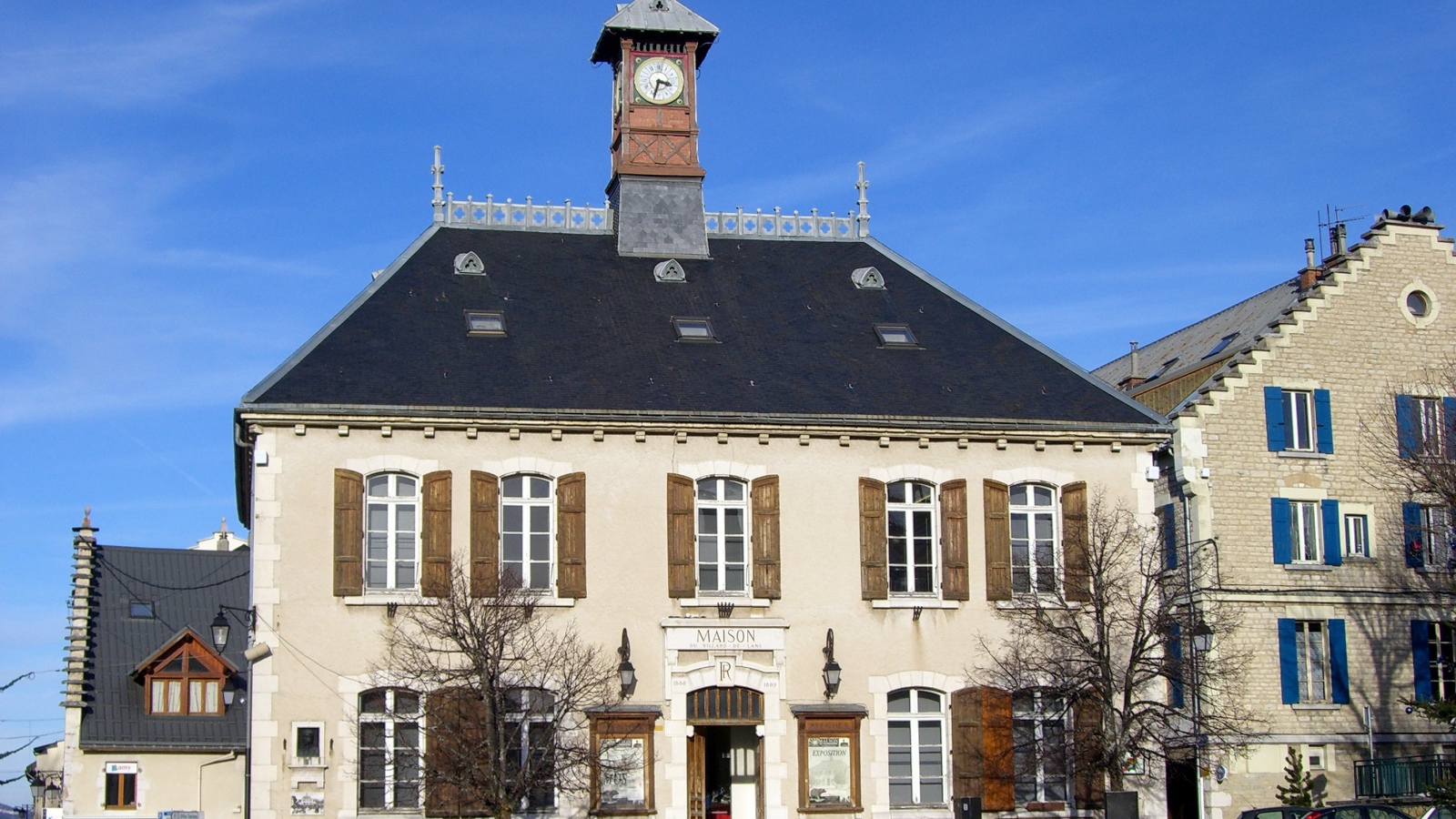 Здание с часами на курорте Виллар-де-Ланс, Франция