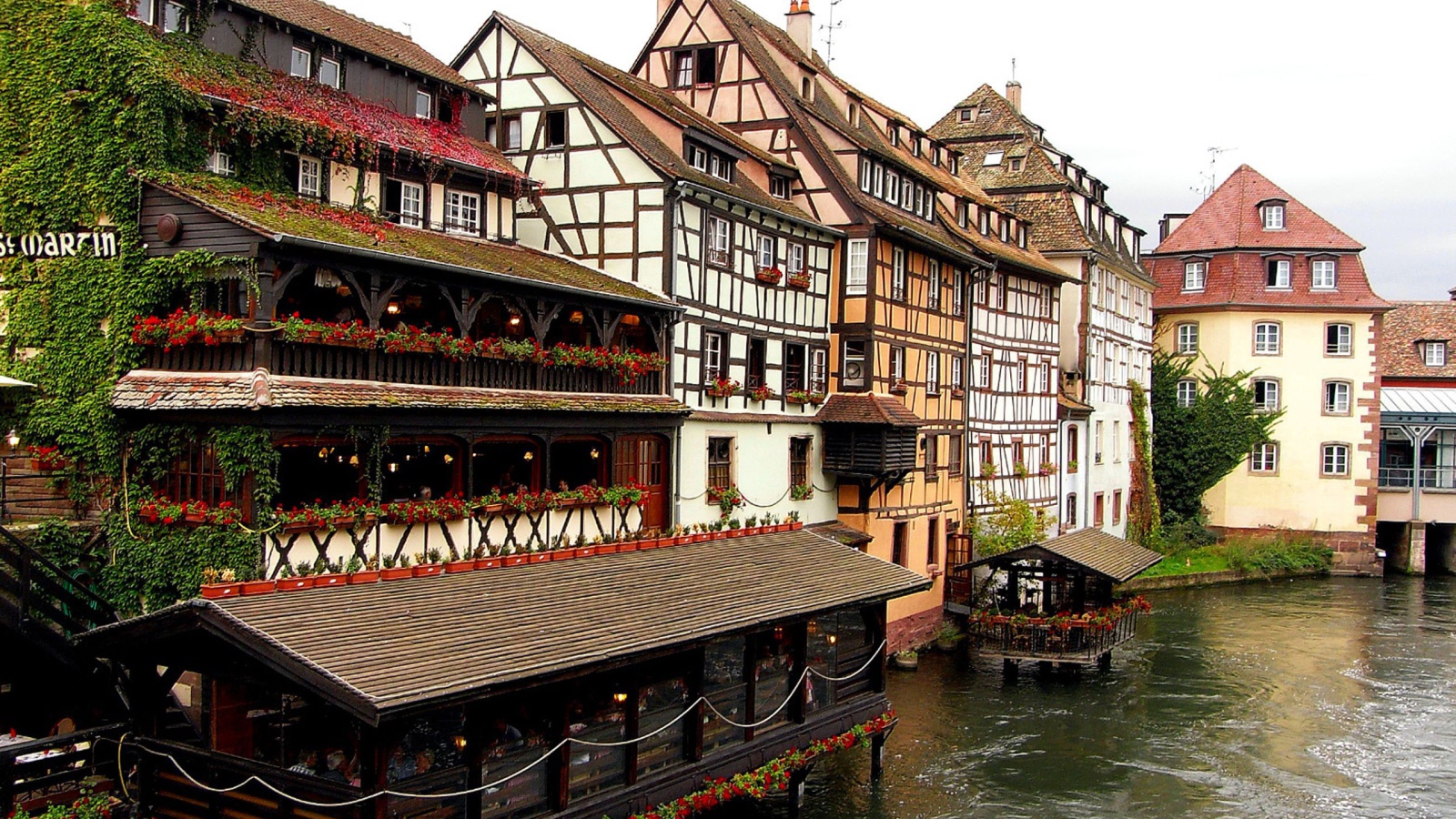 Кафе на набережной в Эльзасе, Франция