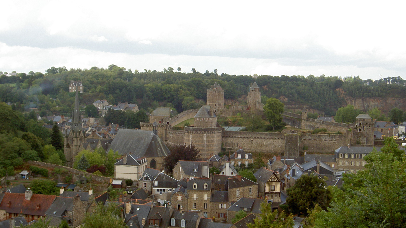 Крепость на холме в Бретань, Франция