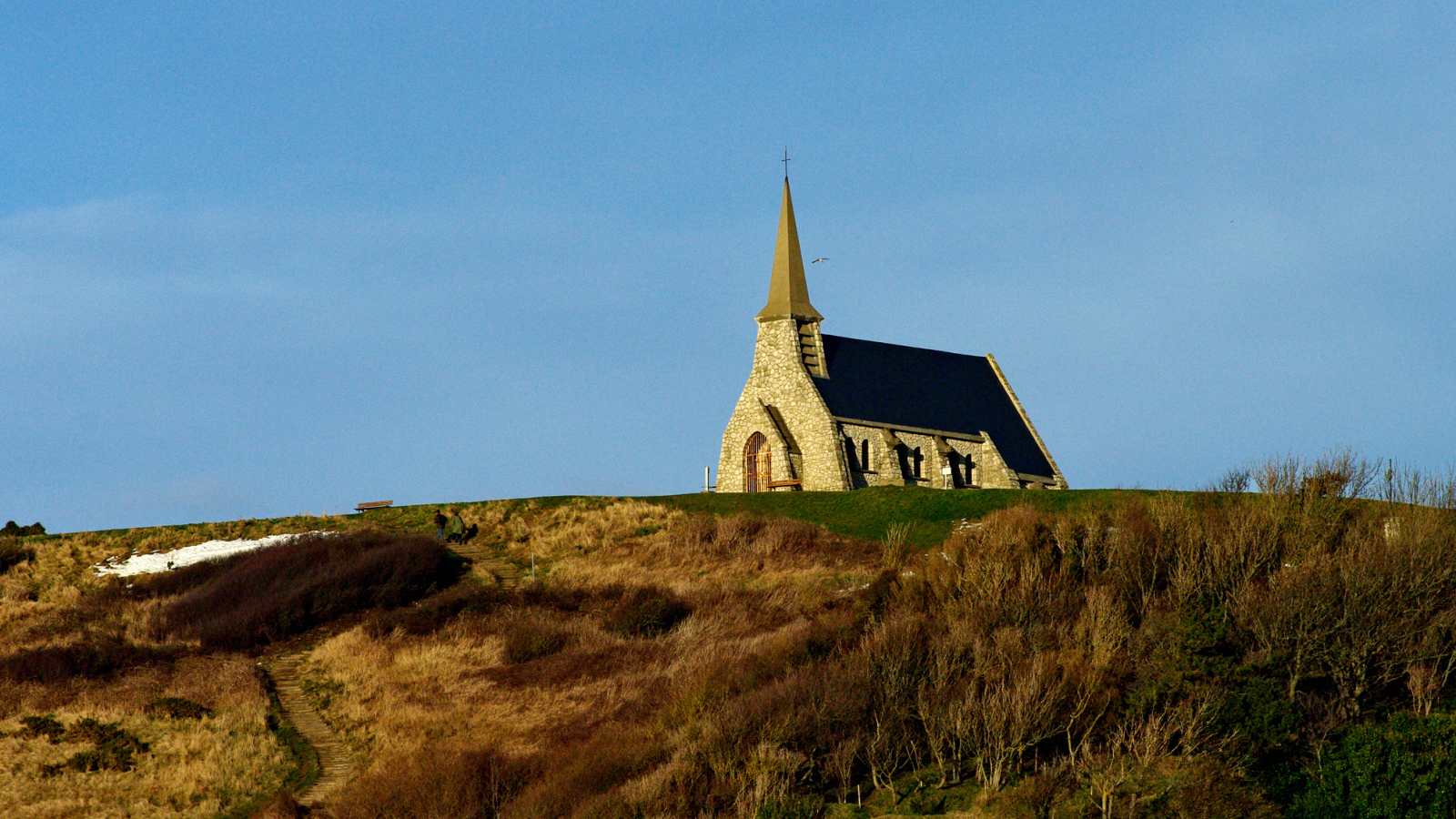 Церковь среди лугов в Нормандии, Франция
