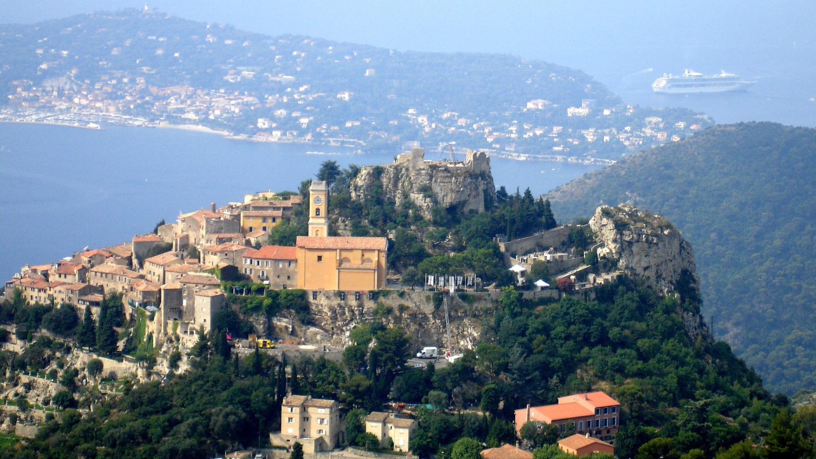 Город на фоне залива на курорте Эз, Франция