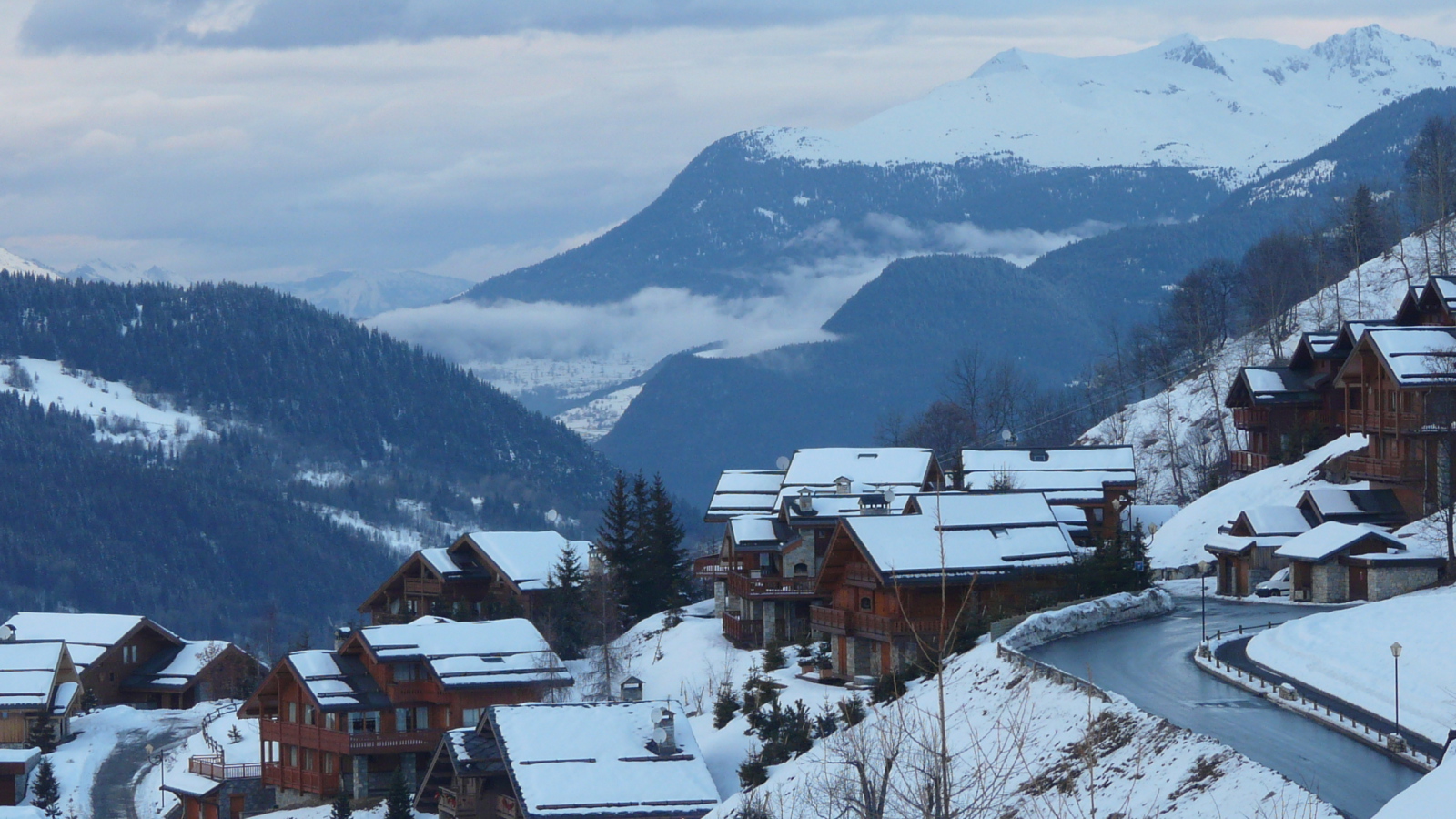 Городская улица на горнолыжном курорте Мерибель, Франция
