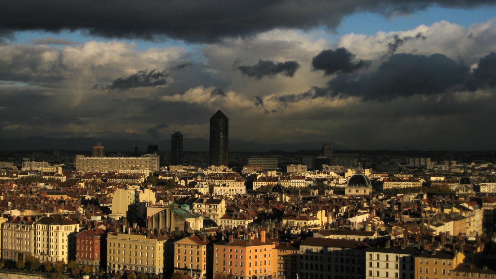 Облака над городом Лион, Франция