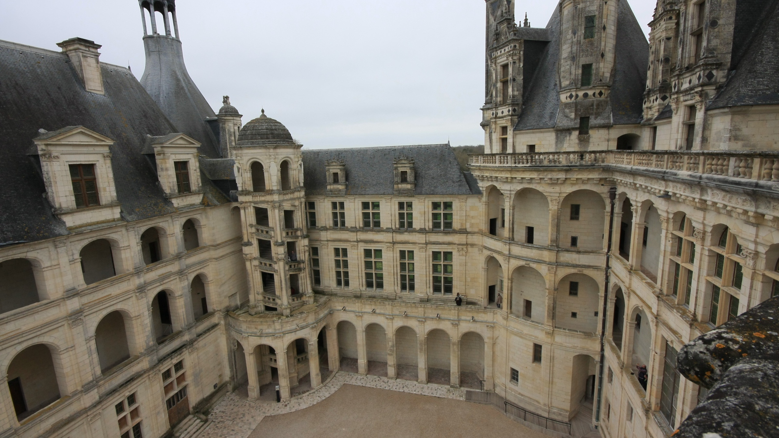 Дворик замка в Луаре, Франция