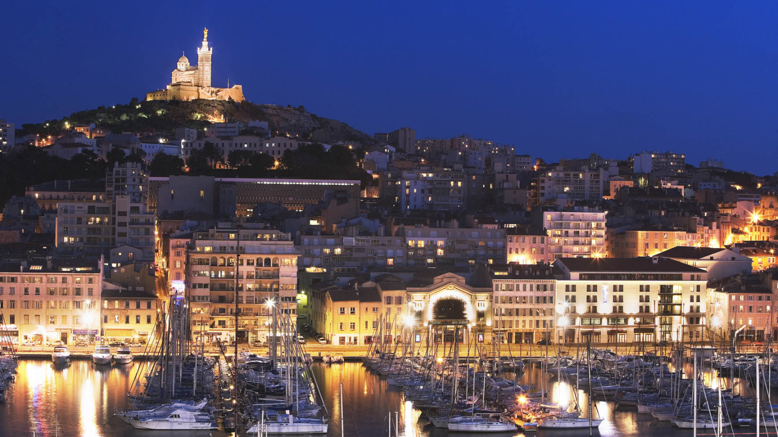 Вечернее сияние в городе Марсель, Франция