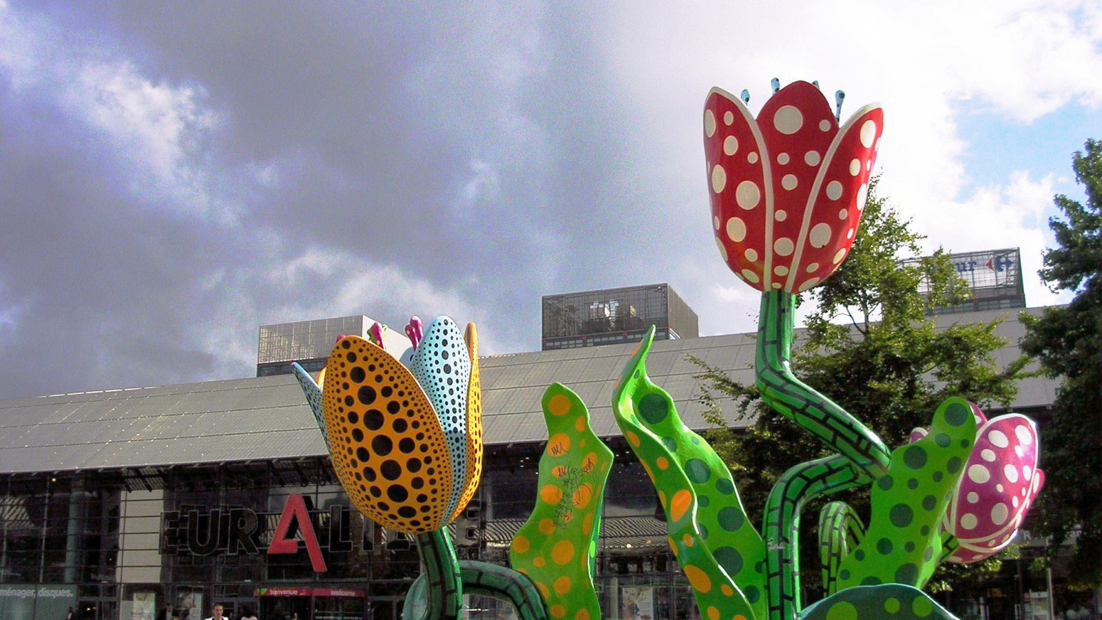 Цветочная скульптура в городе Лилль, Франция