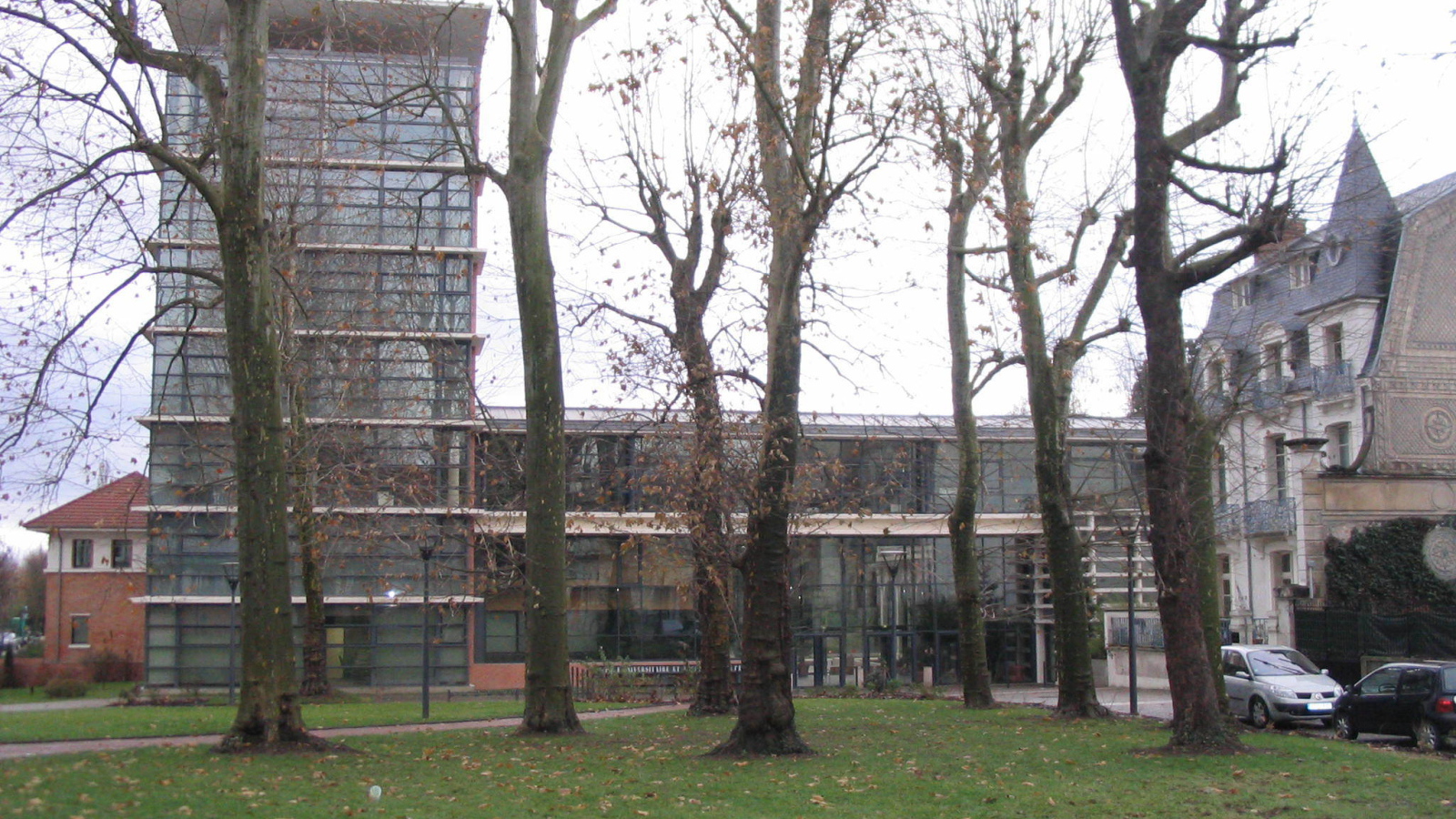 Стеклянное здание в городе Виши, Франция