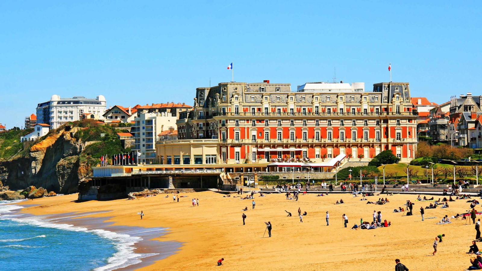 Золотой пляж на курорте Биарриц, Франция