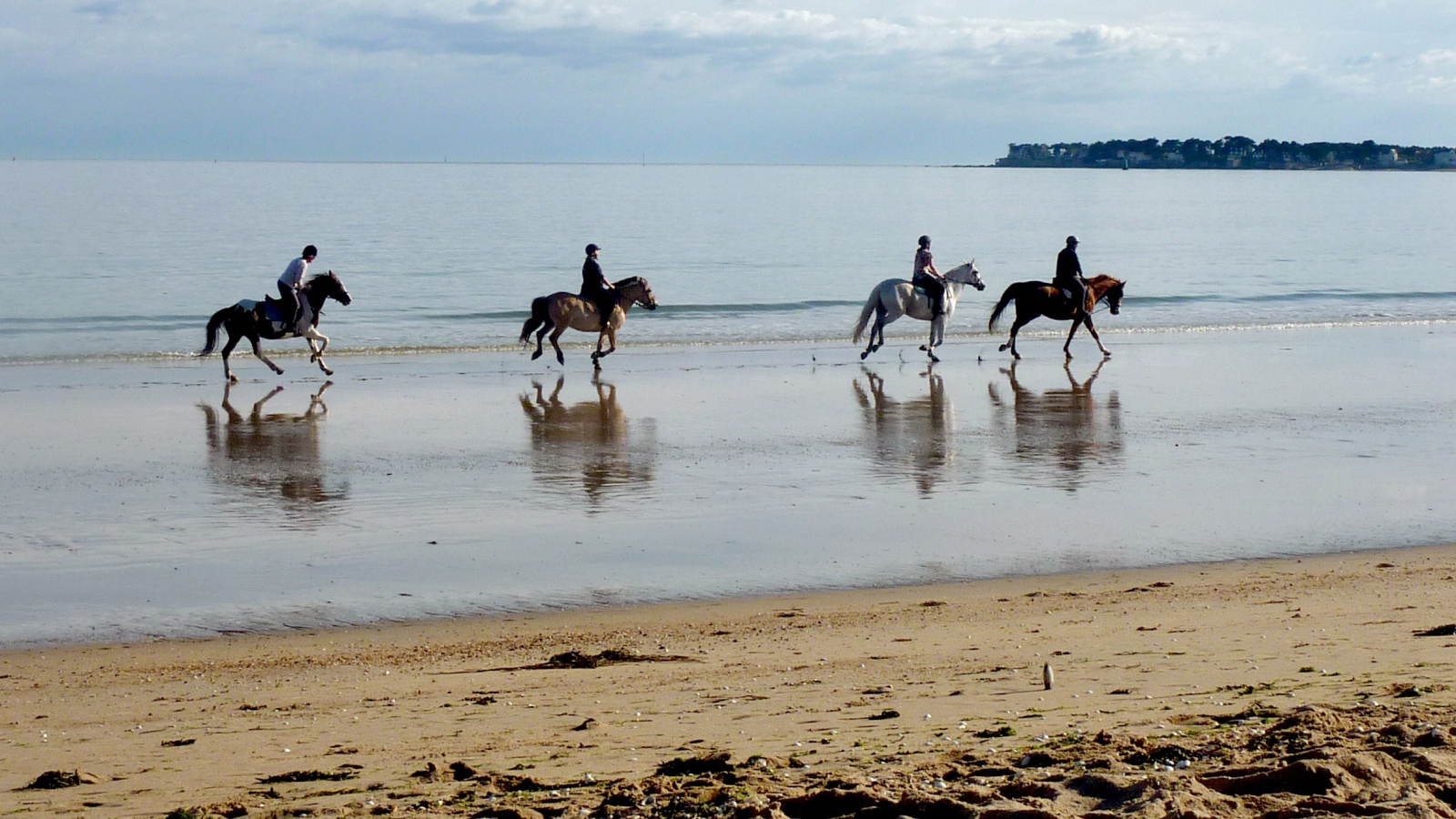 Конная прогулка на курорте Ла Боль, Франция