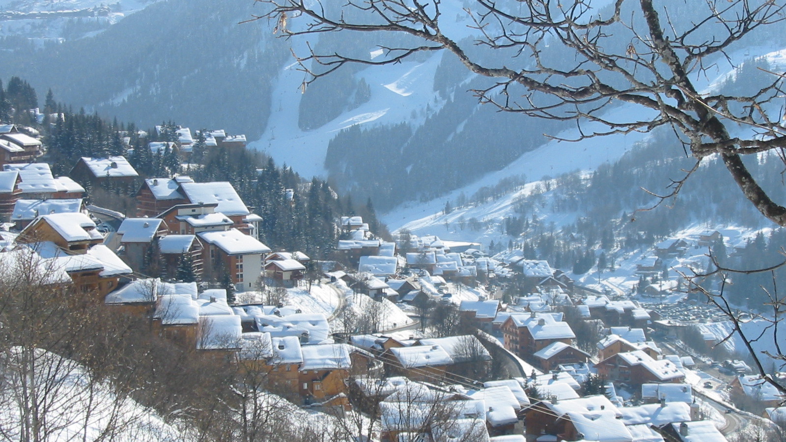 Дома на склоне на горнолыжном курорте Мерибель, Франция