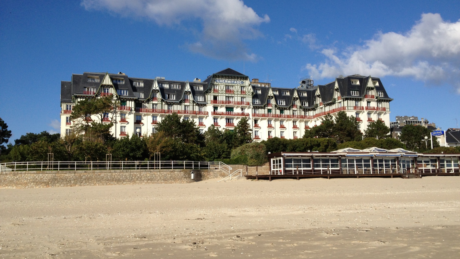 Отель на пляже на курорте Ла Боль, Франция