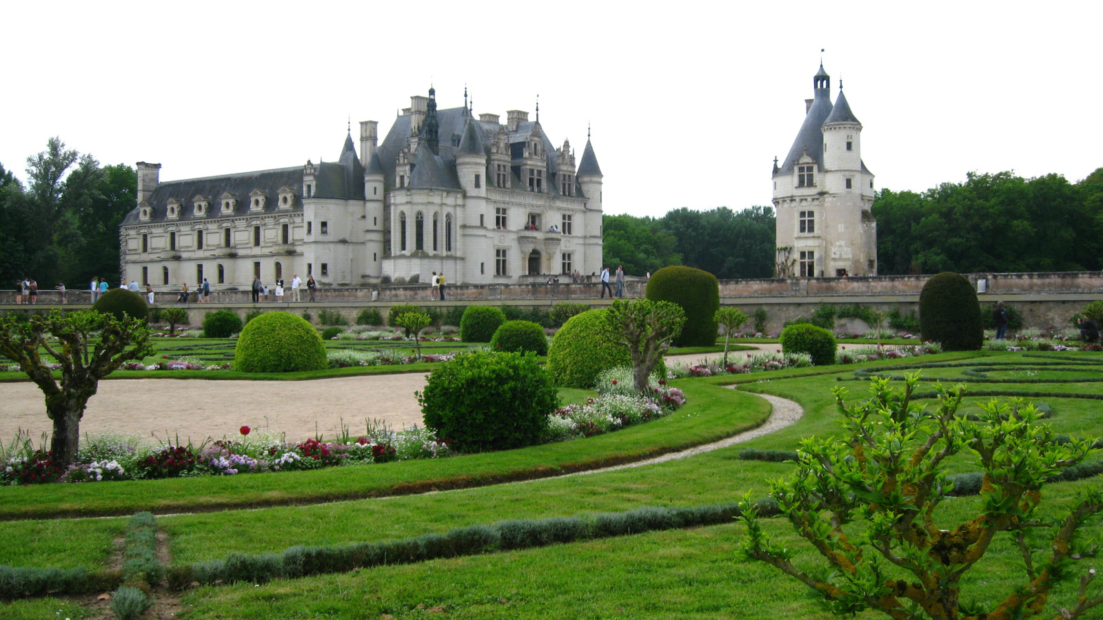 Роскошный парк перед замком в Луаре, Франция