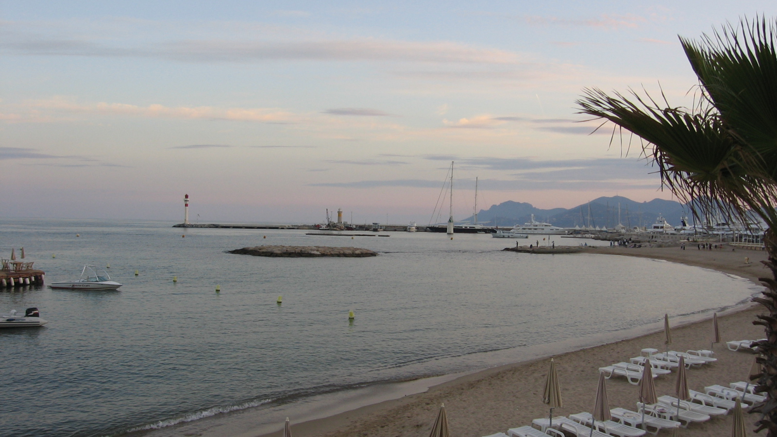 Пляж на курорте Мирамар Круести, Франция