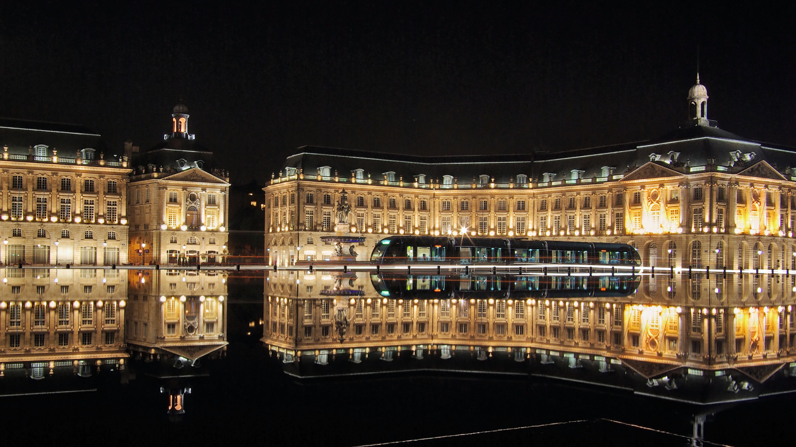 Ночное сияние в Бордо, Франция