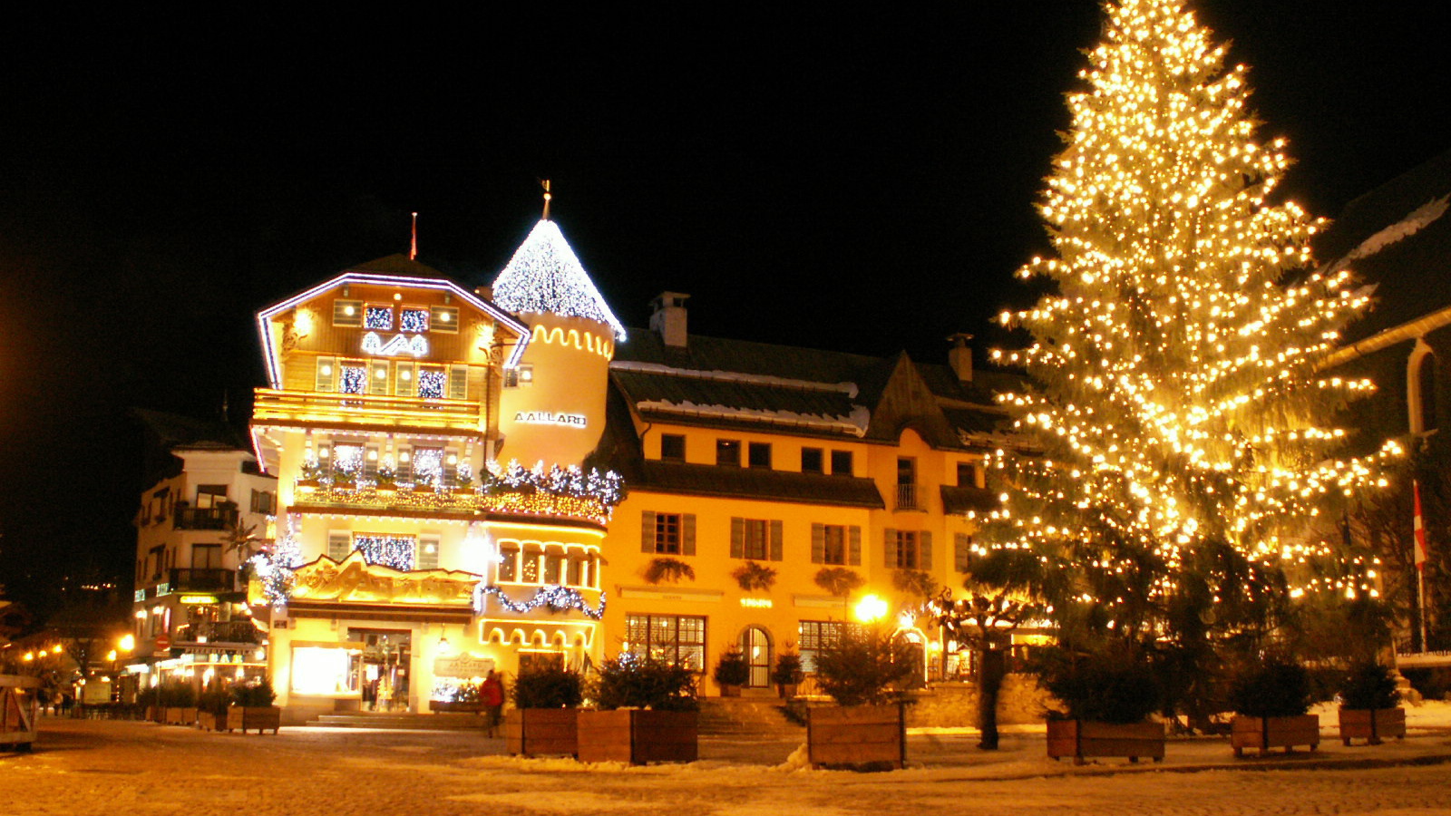 Ночное сияние на горнолыжном курорте Межев, Франция