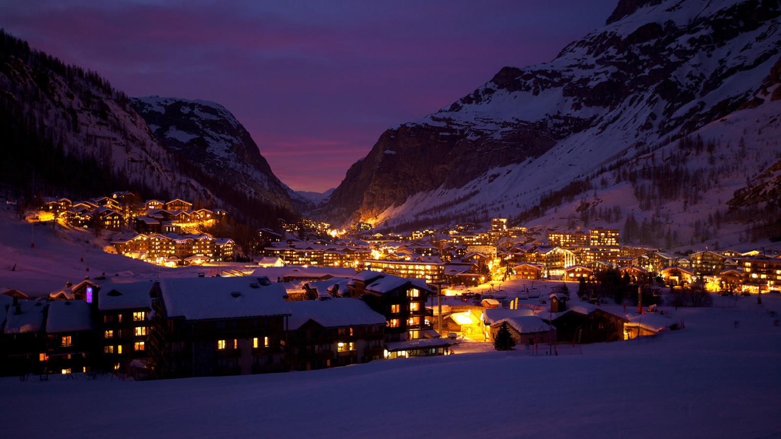 Ночные огни на горнолыжном курорте Валь д'Изер, Франция