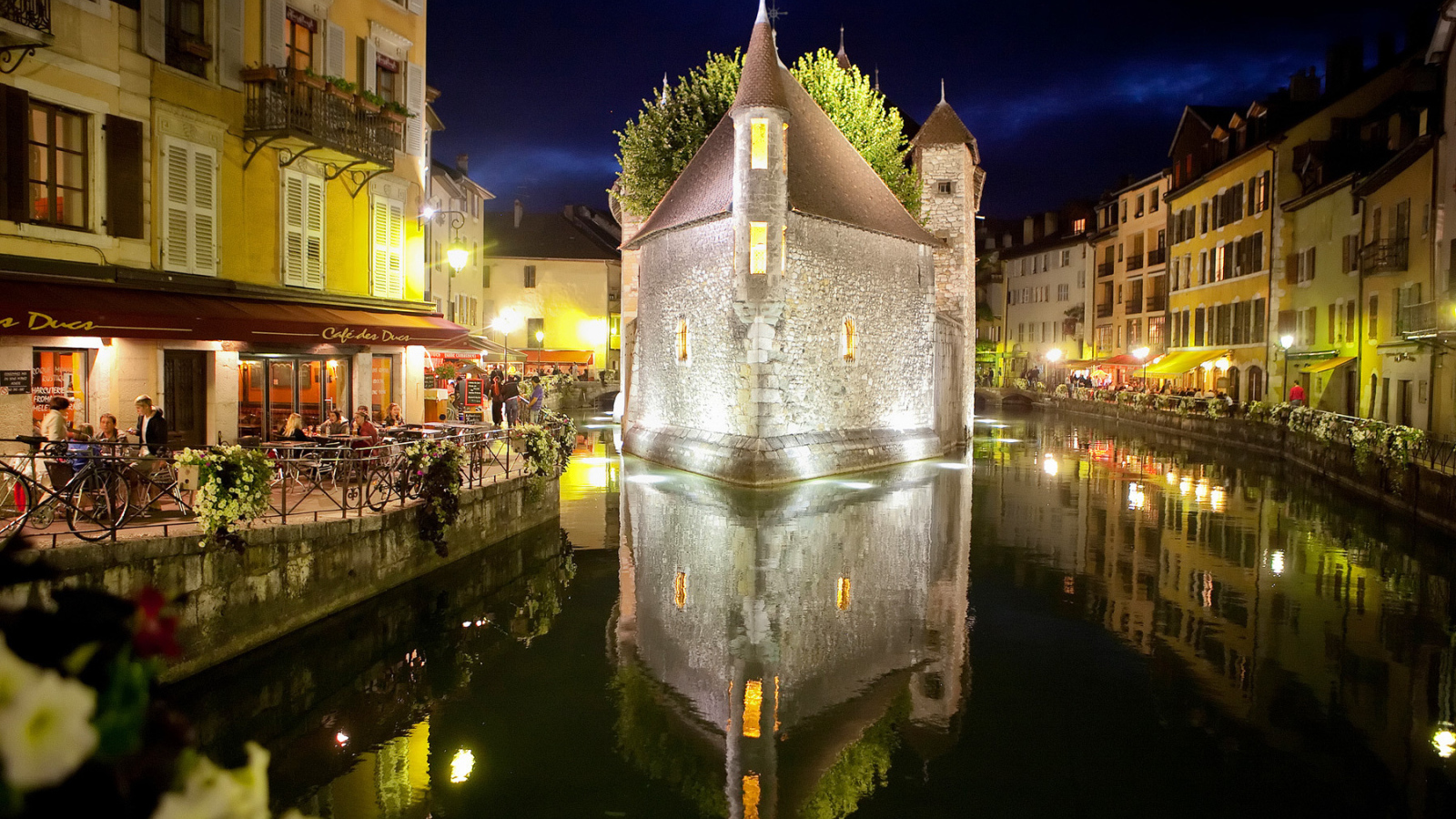 Ночные огни в городе Аннеси, Франция