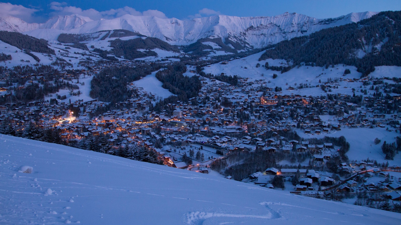 Ночные огни на горнолыжном курорте Межев, Франция