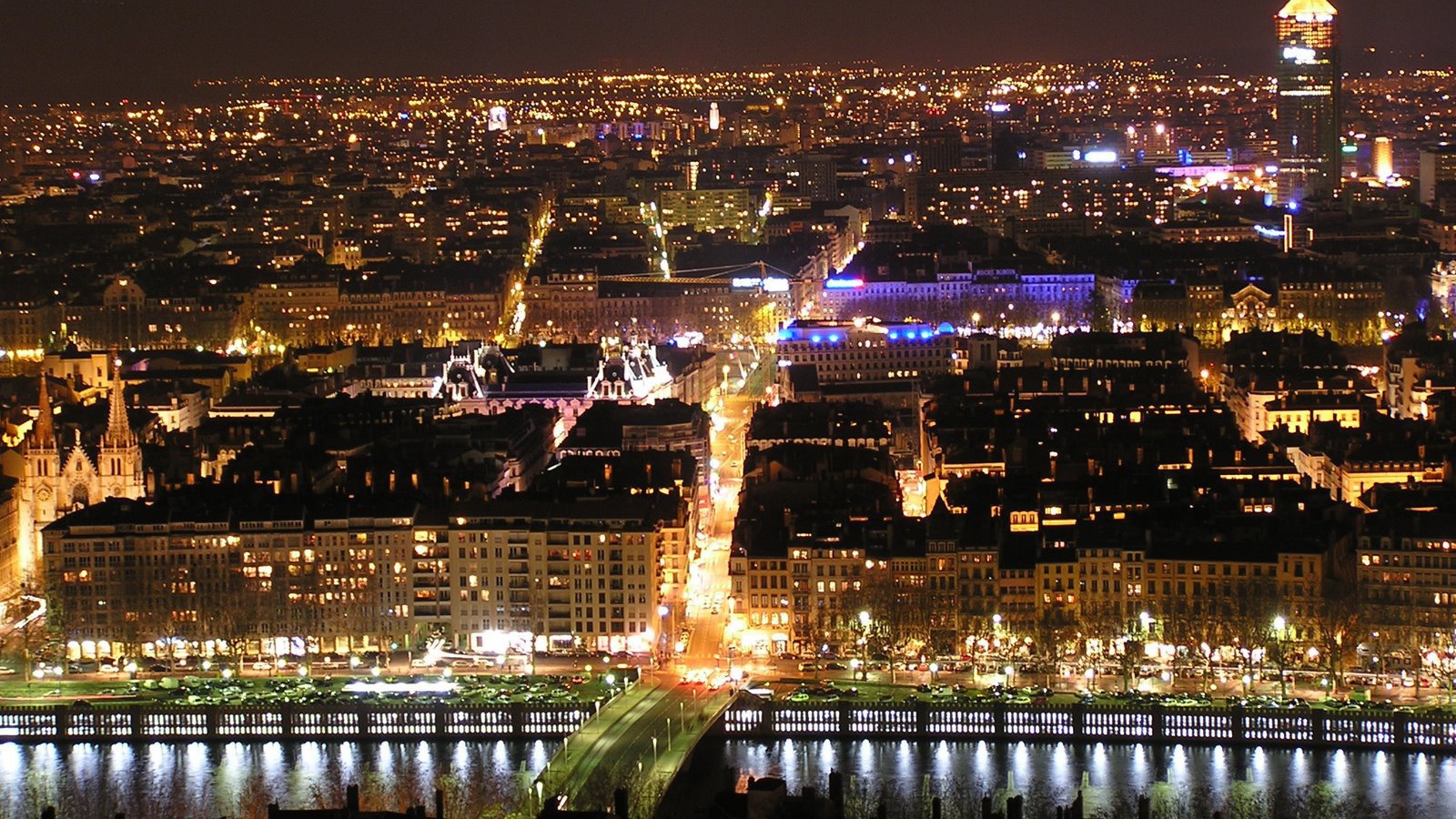 Ночная панорама в городе Лион, Франция