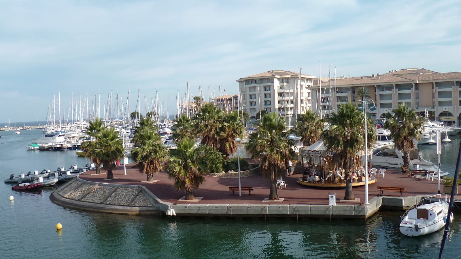 Пальмы на набережной на курорте Порт Де Фрежюс, Франция