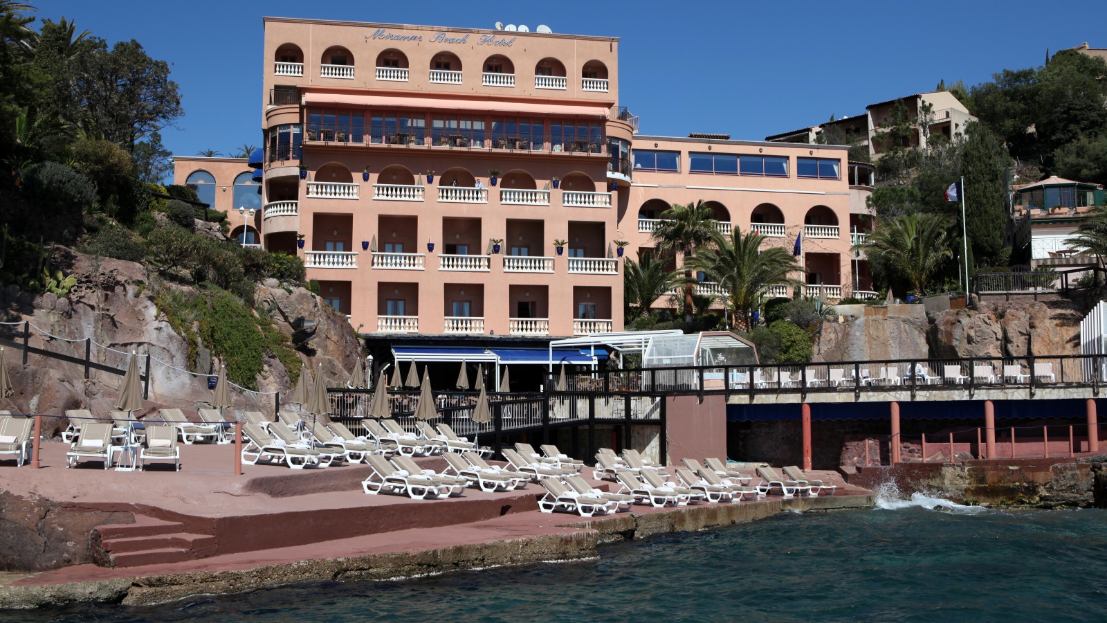 Розовый отель на курорте Мирамар Круести, Франция