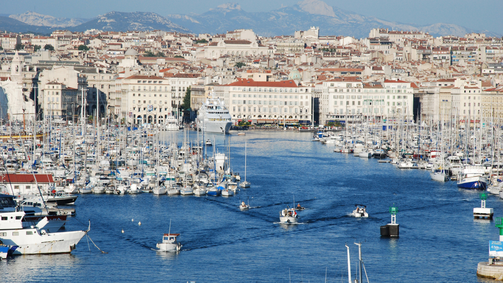 Порт в городе Марсель, Франция