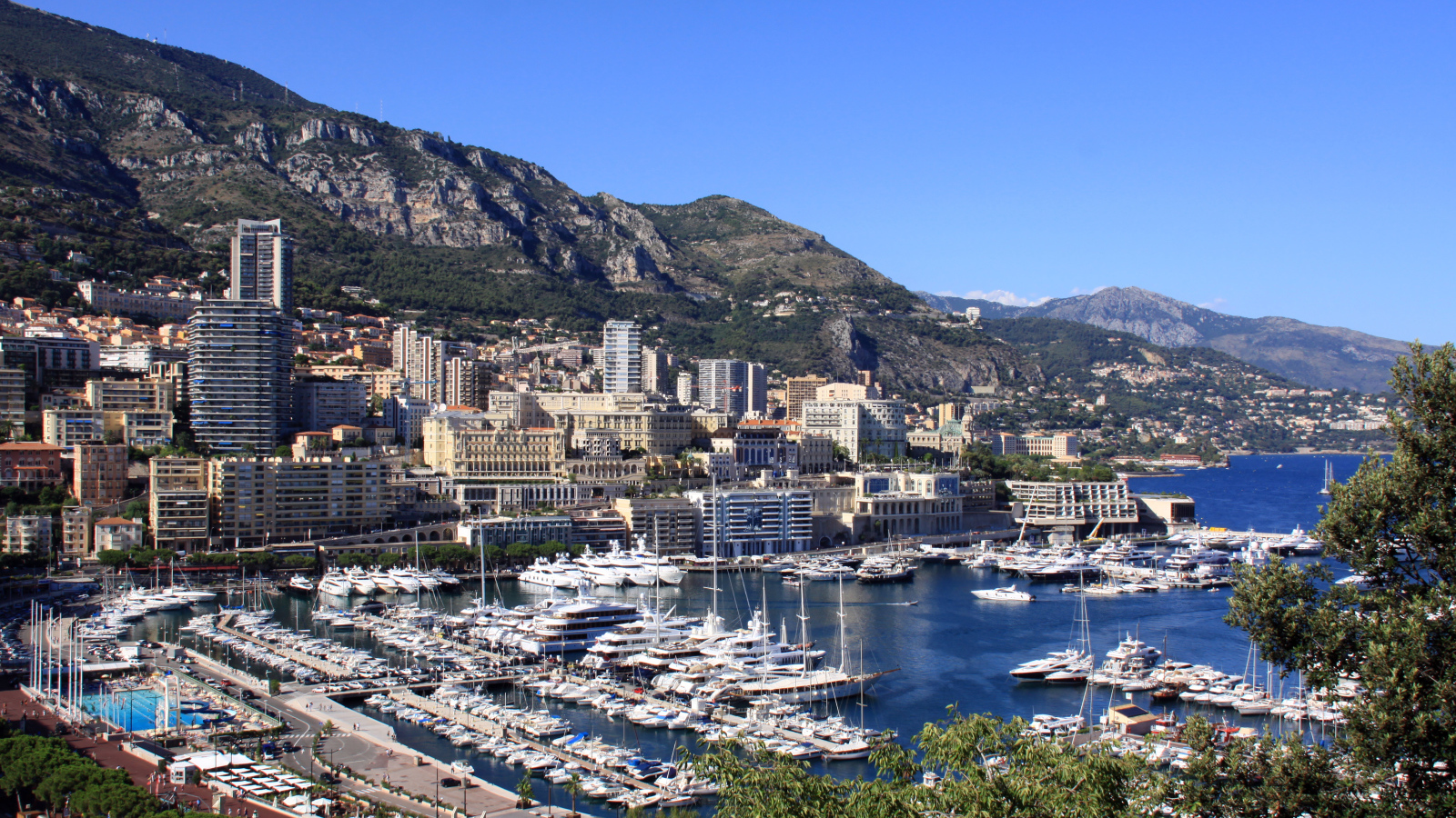 Порт на фоне города в Монте-Карло, Франция