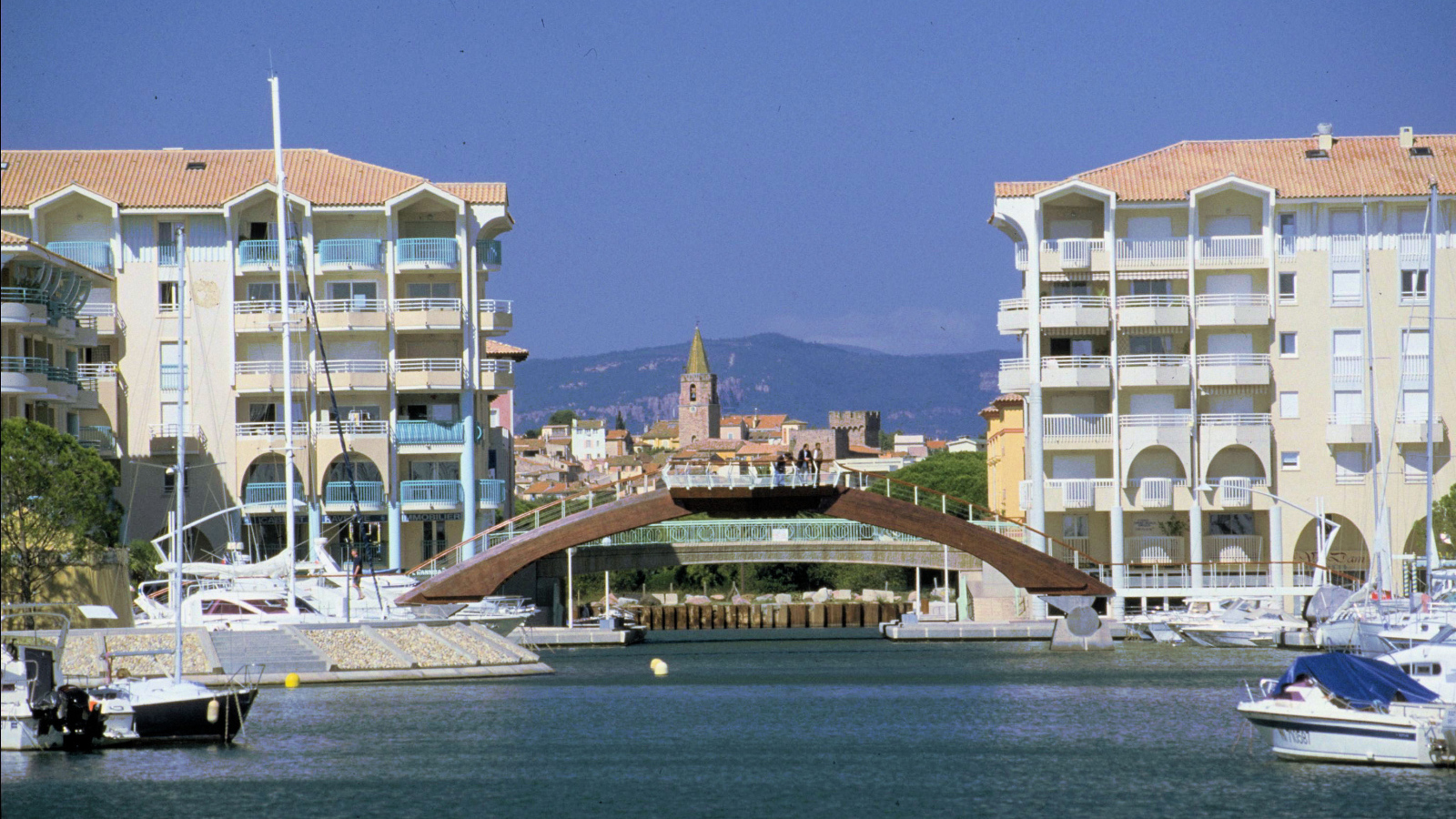 Порт на фоне города на курорте Порт Де Фрежюс, Франция