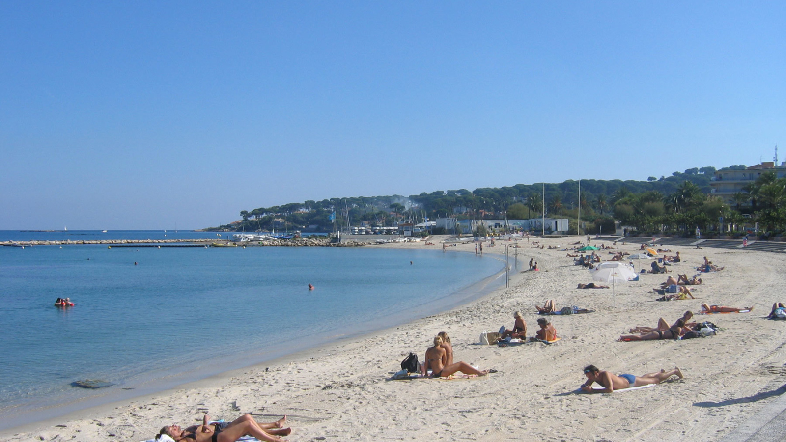 Отдых на пляже на курорте Антибы, Франция