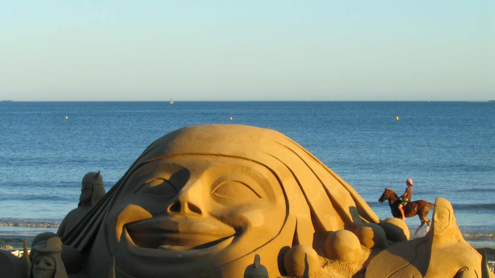 Песчаная скульптура на курорте Ла Боль, Франция