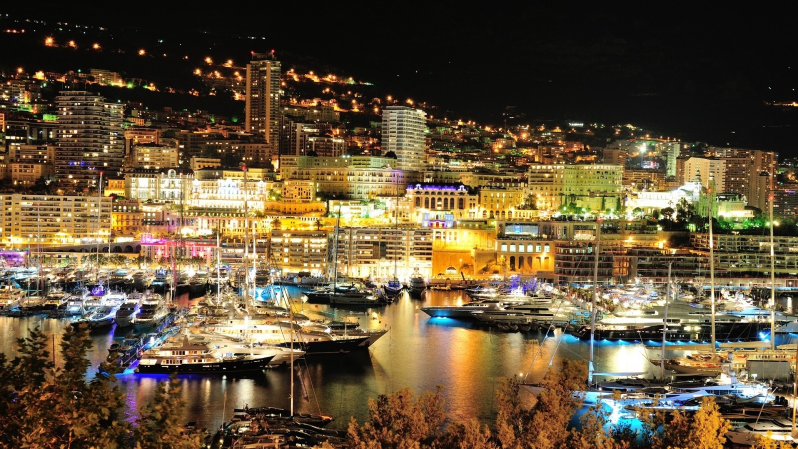 Сияющий порт в Монако