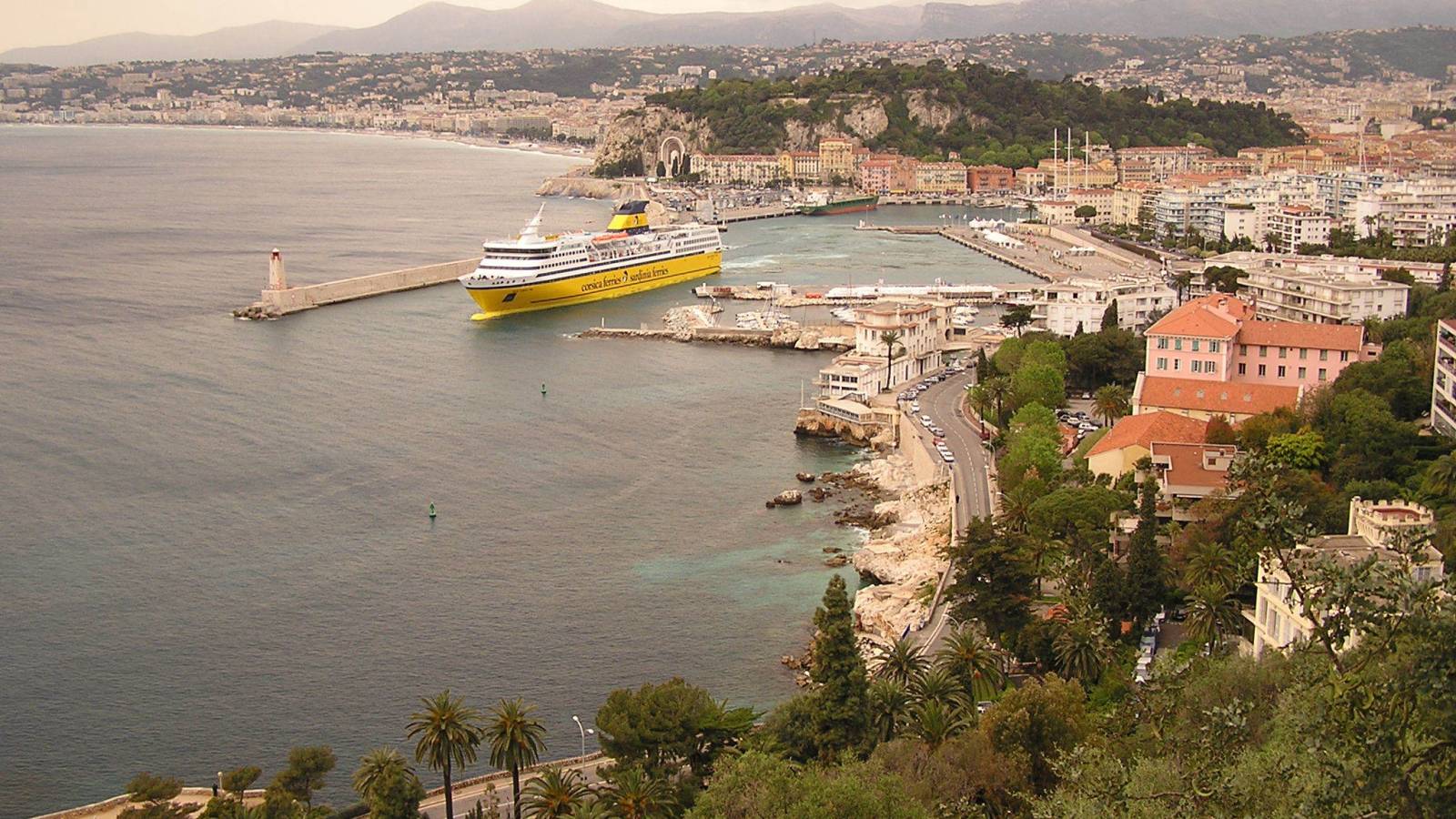 Лайнер в порту в городе Ницца, Франция