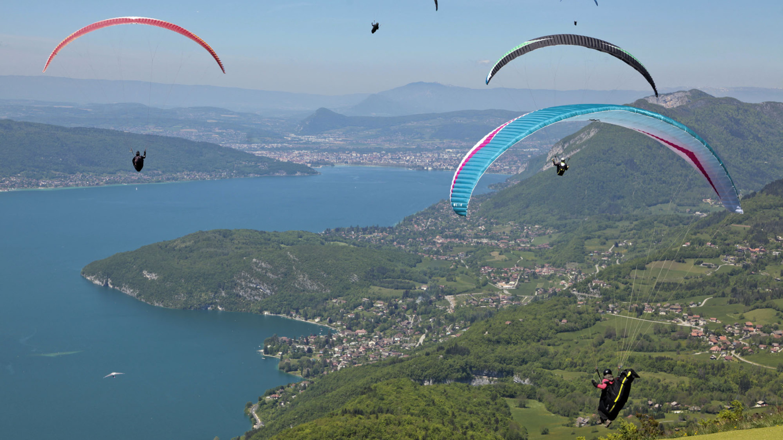 Парашютисты в городе Аннеси, Франция