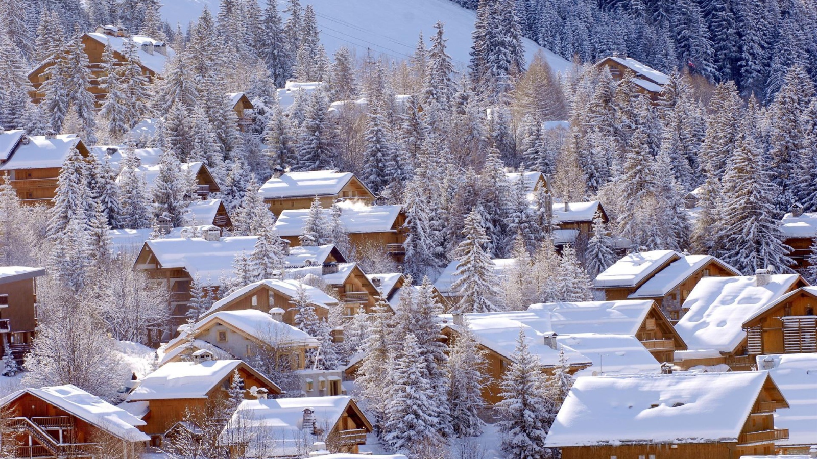 Заснеженные дома на горнолыжном курорте Мерибель, Франция