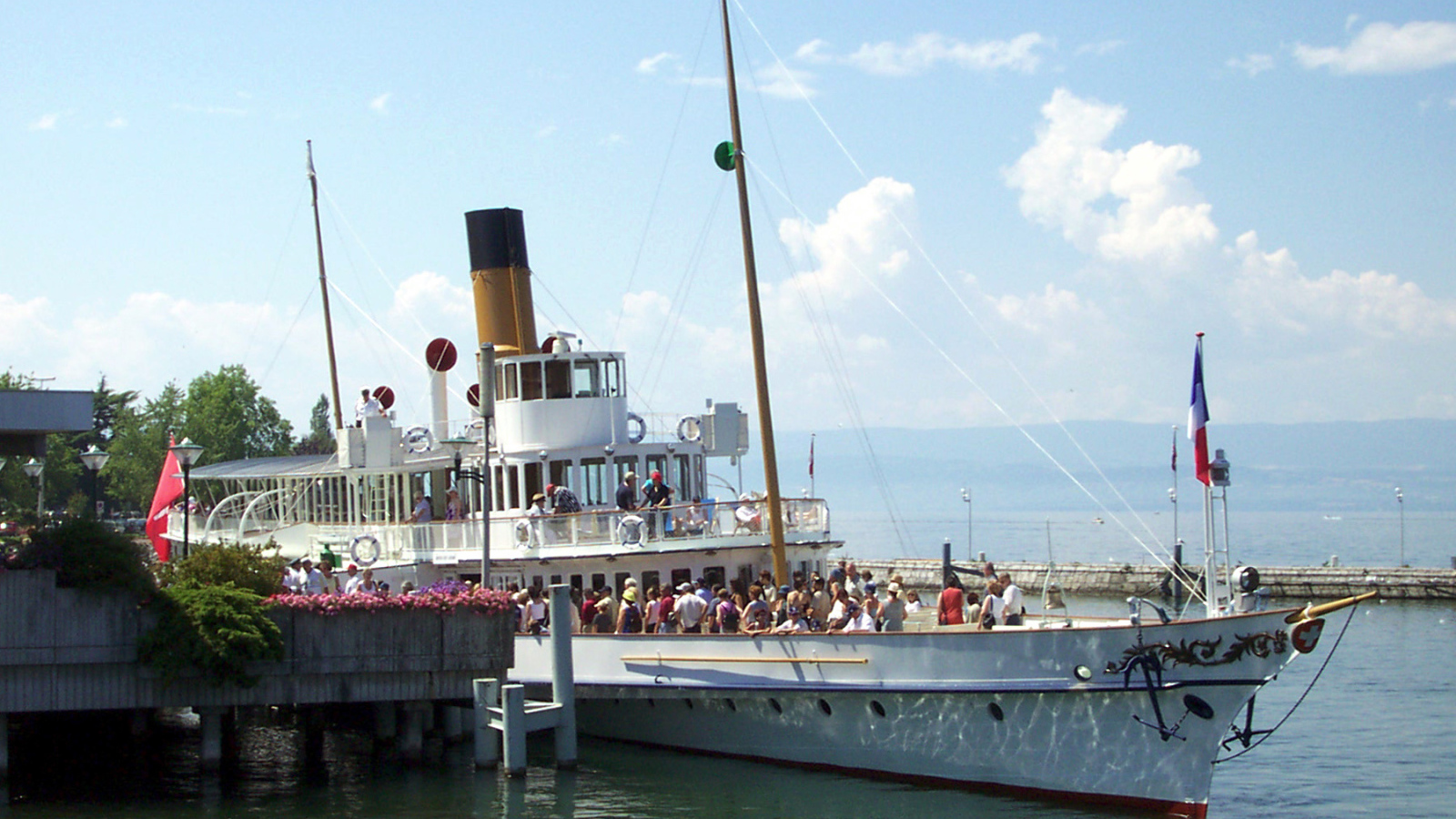 Пароход у пристани на курорте Эвиан, Франция