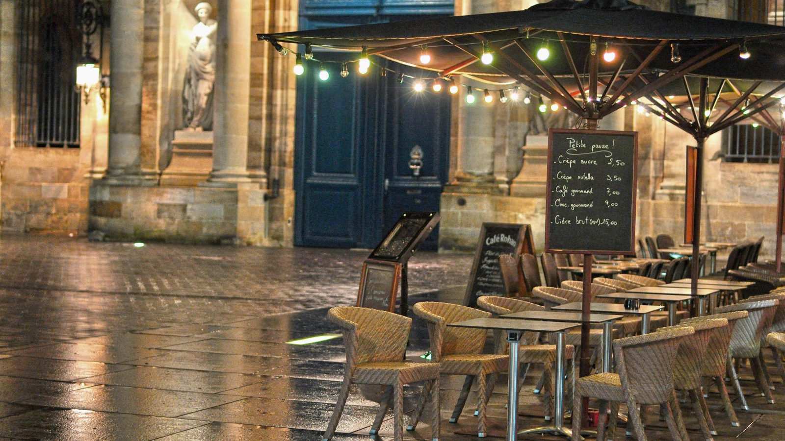 Уличное кафе в Бордо, Франция