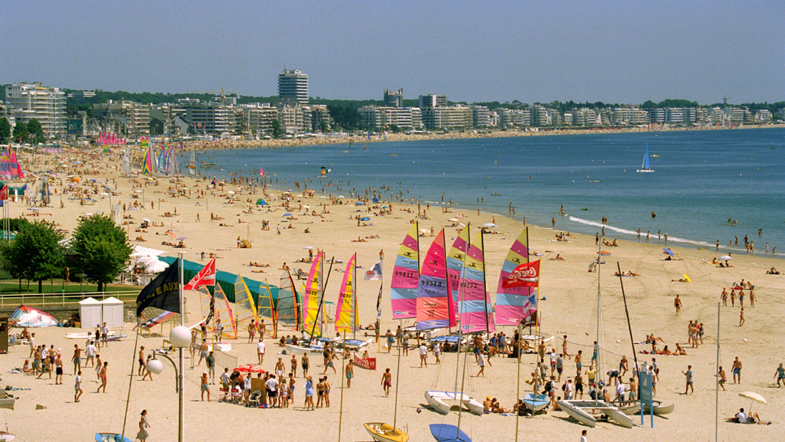 Летний отдых на пляже на курорте Ла Боль, Франция